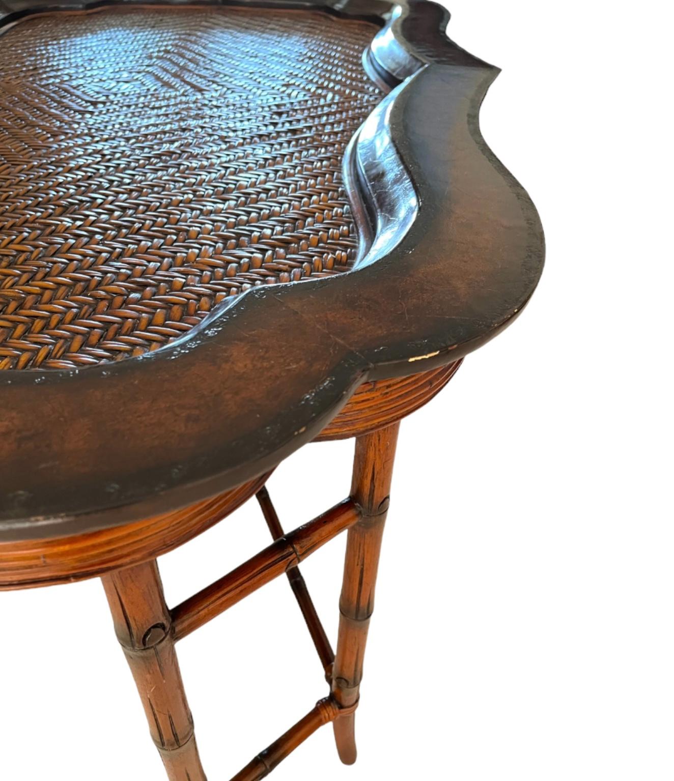 20ième siècle Table basse Maitland Smith avec plateau en rotin amovible et faux bambou  en vente