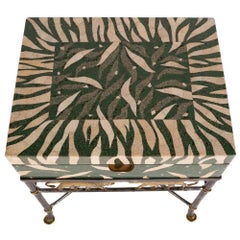 Mesa con cajones de Maitland-Smith con temática de safari y friso de leones de latón