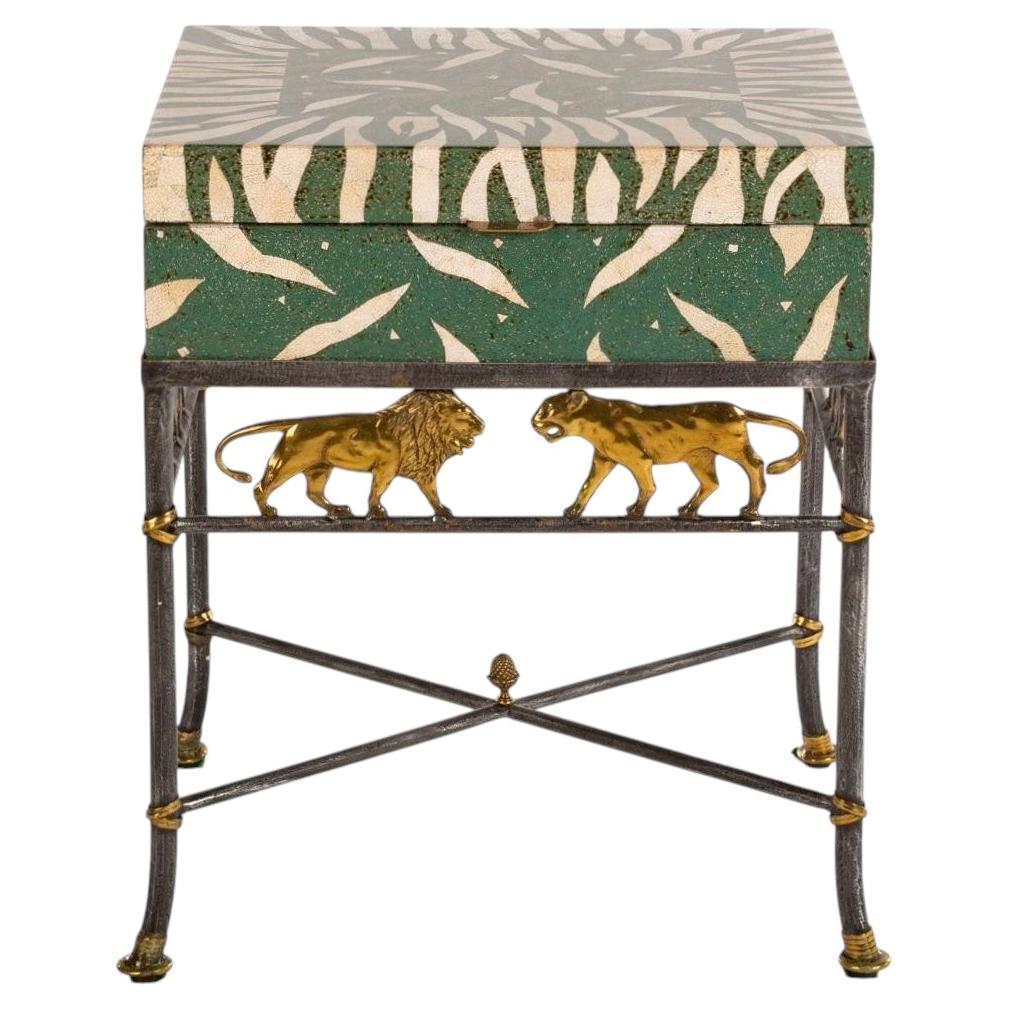 Tavolino a forma di scatola a tema safari di Maitland-Smith con fregio di leoni in ottone in vendita