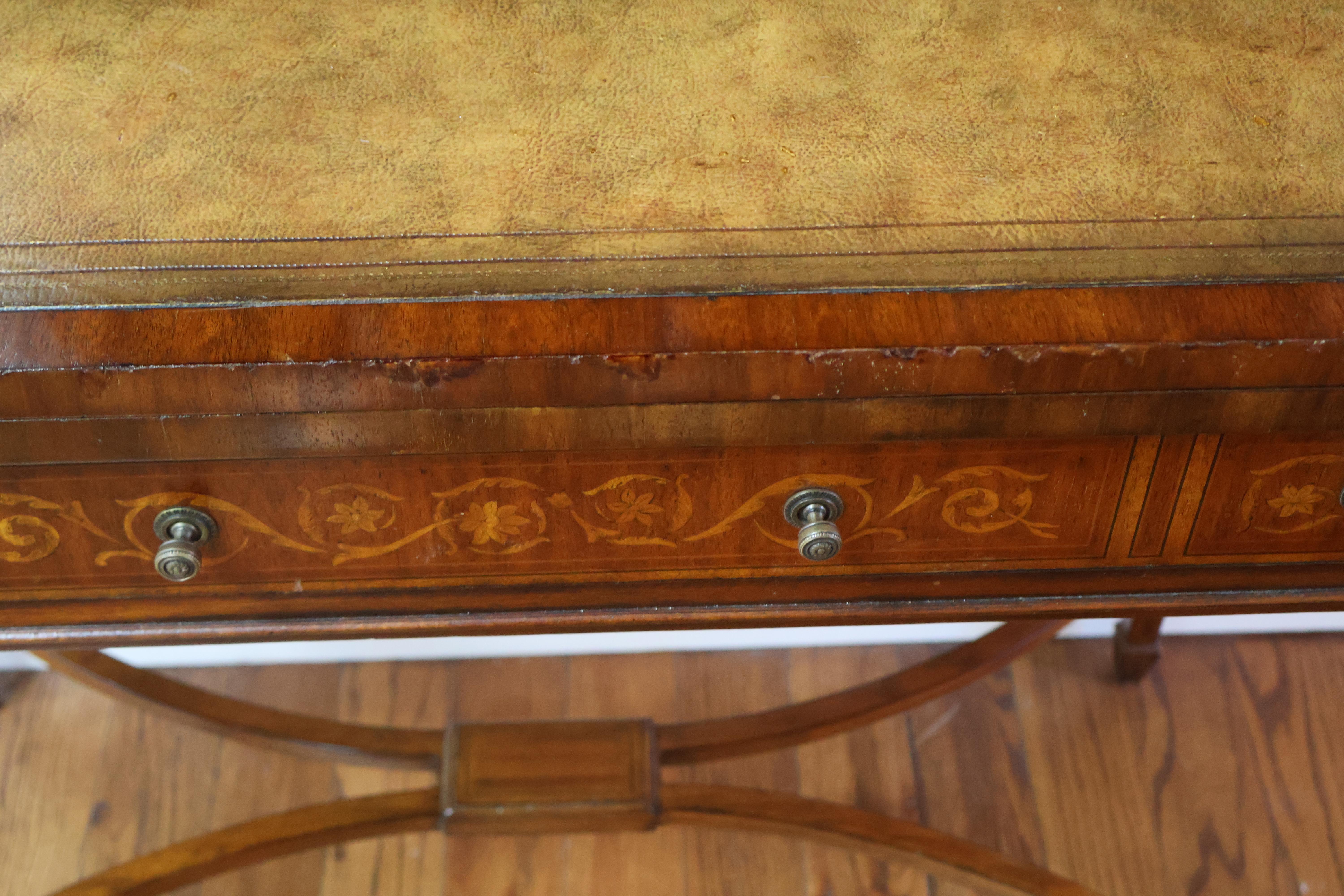 Maitland Smith Satinholz-Schreibtisch mit Intarsien aus Leder (Seidenholz) im Angebot