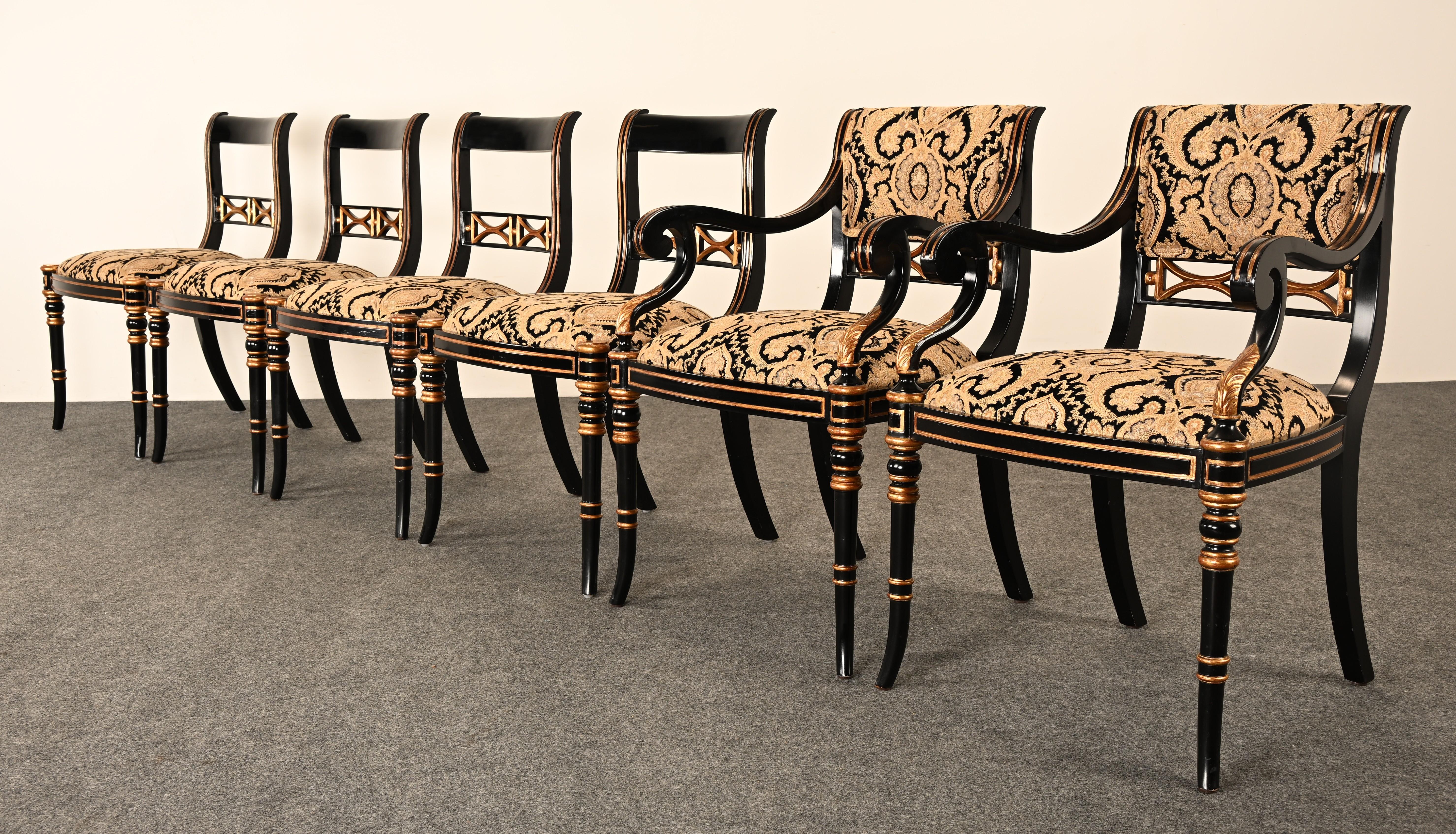 Eleva il tuo spazio da pranzo con questo squisito set di sei sedie da pranzo in stile Regency di Maitland Smith, realizzate negli anni '90. Rinomata per le sue riproduzioni magistrali di design classici, Maitland Smith conferisce a questi pezzi una