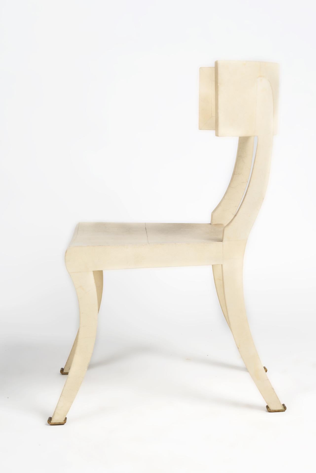 Dieser geschwungene Stuhl zeigt die detailreiche Arbeit der Manufaktur Maitland Smith, insbesondere die Arbeit von Shagreen auf der Holzstruktur ist einzigartig und zeigt das Design von Karl Springer. In der rechten oberen Ecke fehlt ein kleines