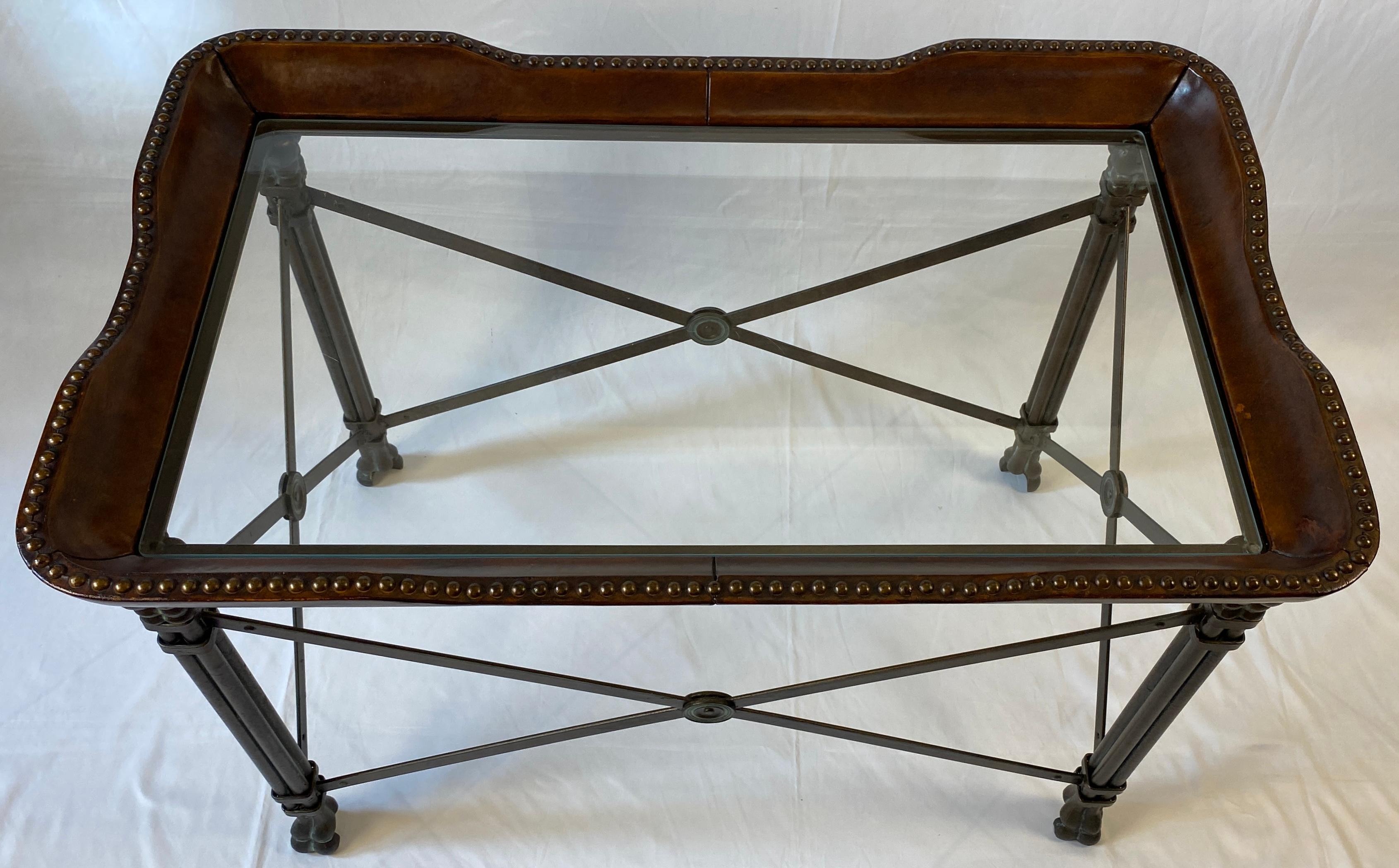 Mesa auxiliar Maitland Smith, cuero latón con cabeza de clavo Pata de pata Mesa auxiliar de café Regencia de Hollywood en venta