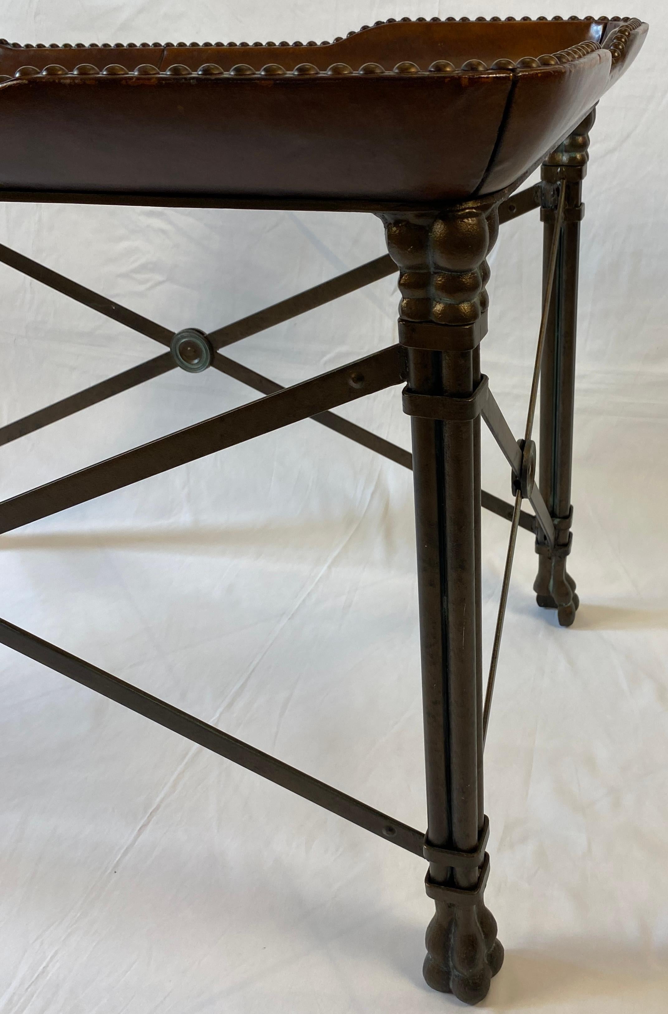 Mesa auxiliar Maitland Smith, cuero latón con cabeza de clavo Pata de pata Mesa auxiliar de café Estadounidense en venta