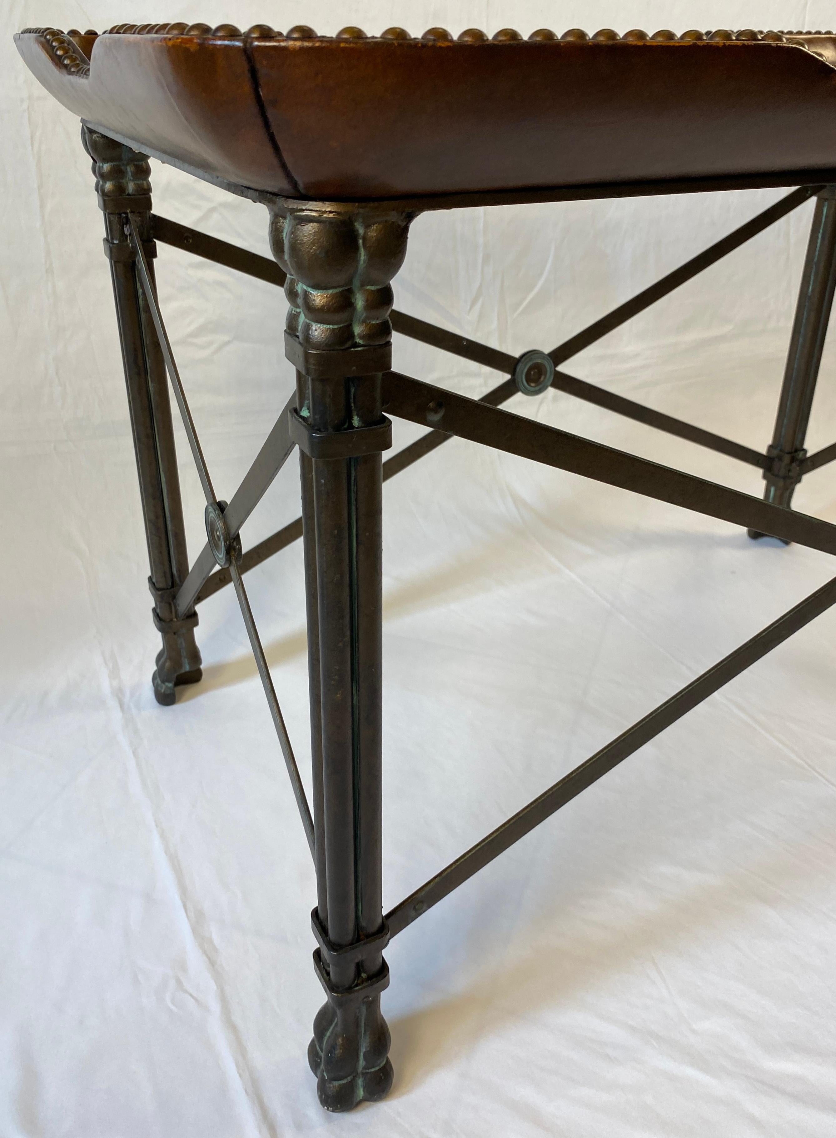 Mesa auxiliar Maitland Smith, cuero latón con cabeza de clavo Pata de pata Mesa auxiliar de café en Bueno estado para la venta en Miami, FL