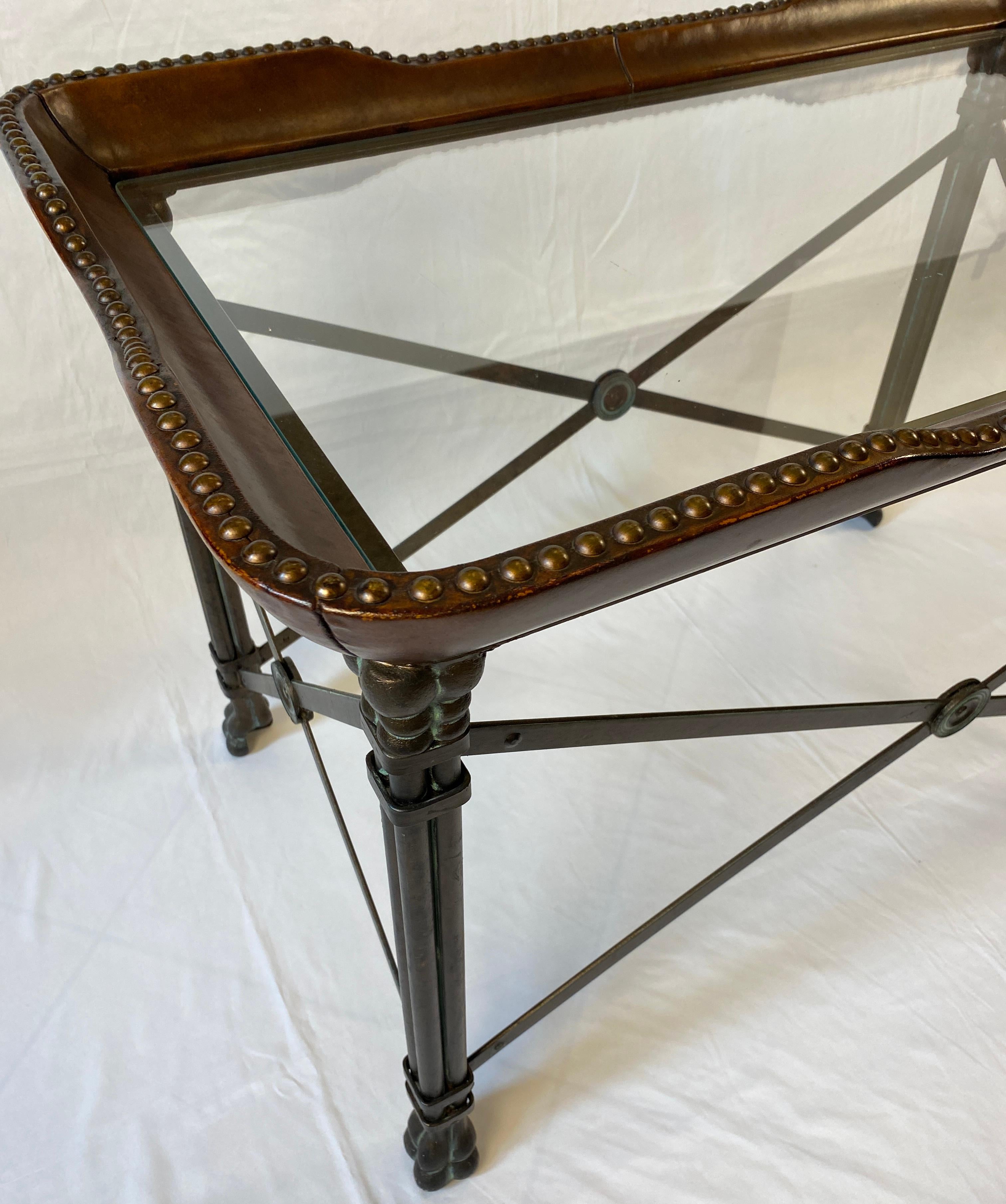 Mesa auxiliar Maitland Smith, cuero latón con cabeza de clavo Pata de pata Mesa auxiliar de café Siglo XXI y contemporáneo en venta