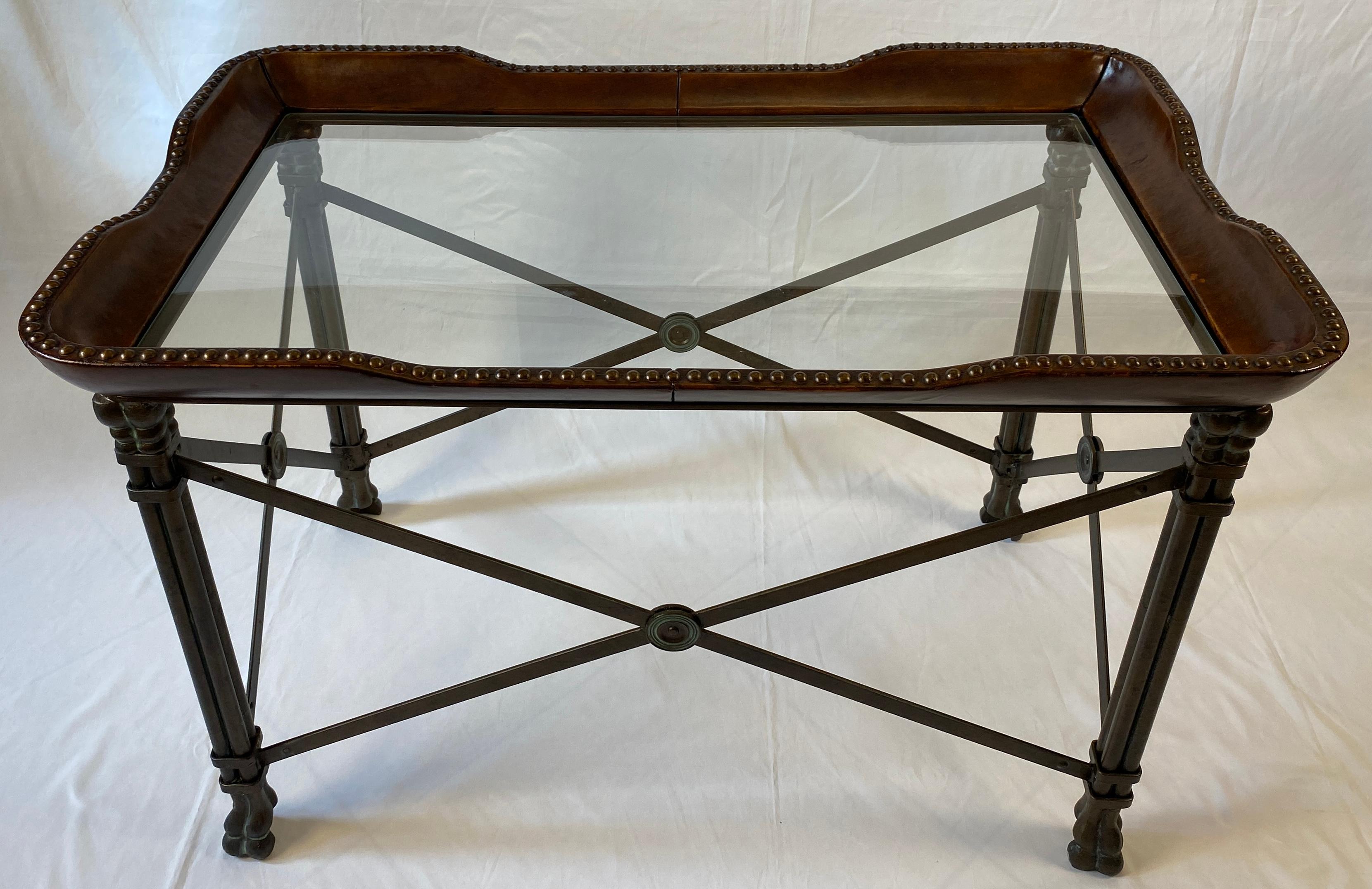 Mesa auxiliar Maitland Smith, cuero latón con cabeza de clavo Pata de pata Mesa auxiliar de café Metal en venta