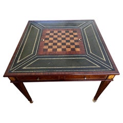 Table de jeu signée Maitland Smith en acajou sculpté avec incrustation de cuir