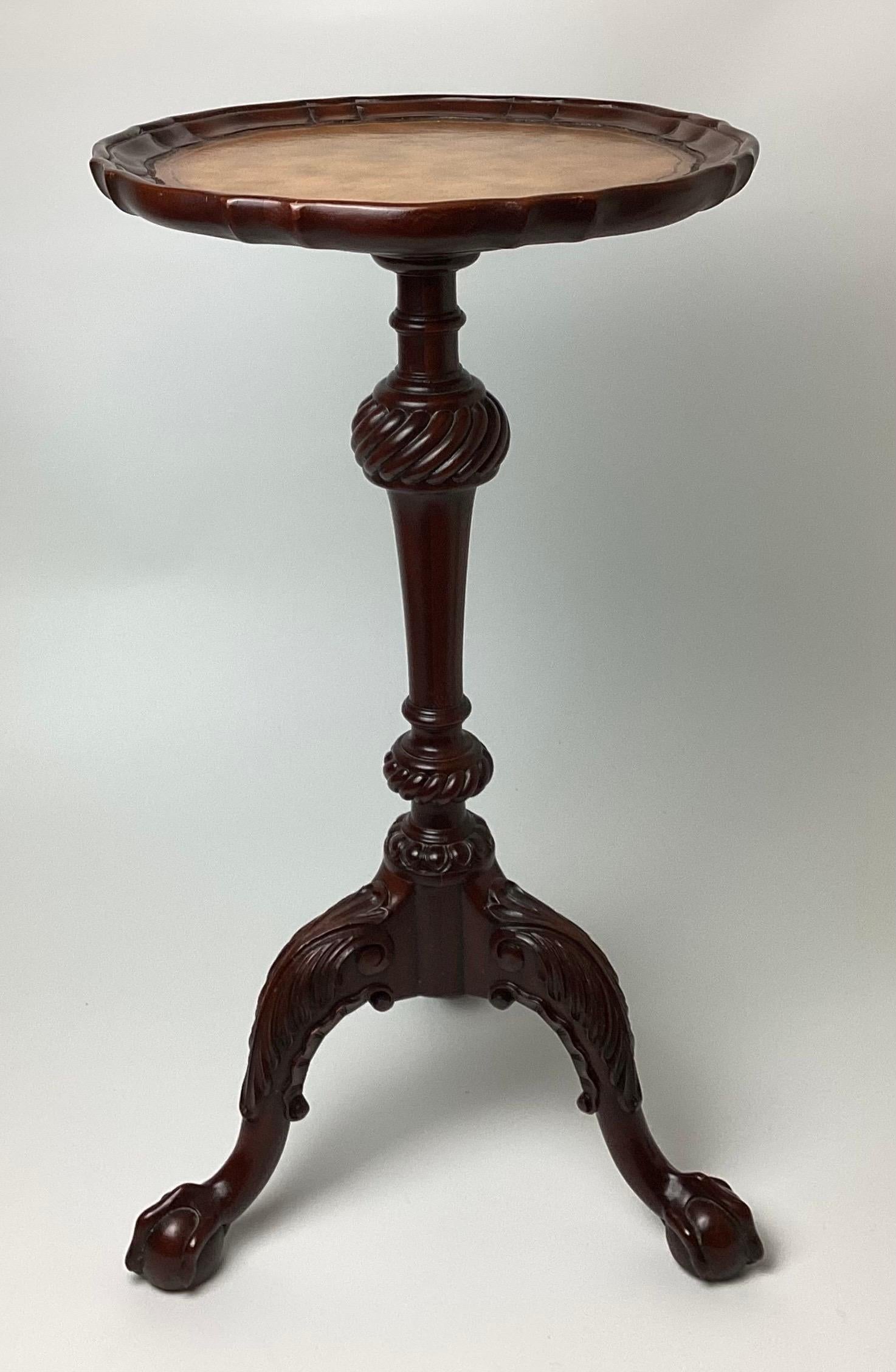 Maitland Smith Mahogany Small Claw and Ball Sculptured Scalloped Piecrust Embossed Leather Top Table. 25 1/2 pouces de hauteur par 14 pouces de diamètre le dessus est un peu plus petit à 13 1/2 pouces de diamètre. le cuir est en belle condition. Ce