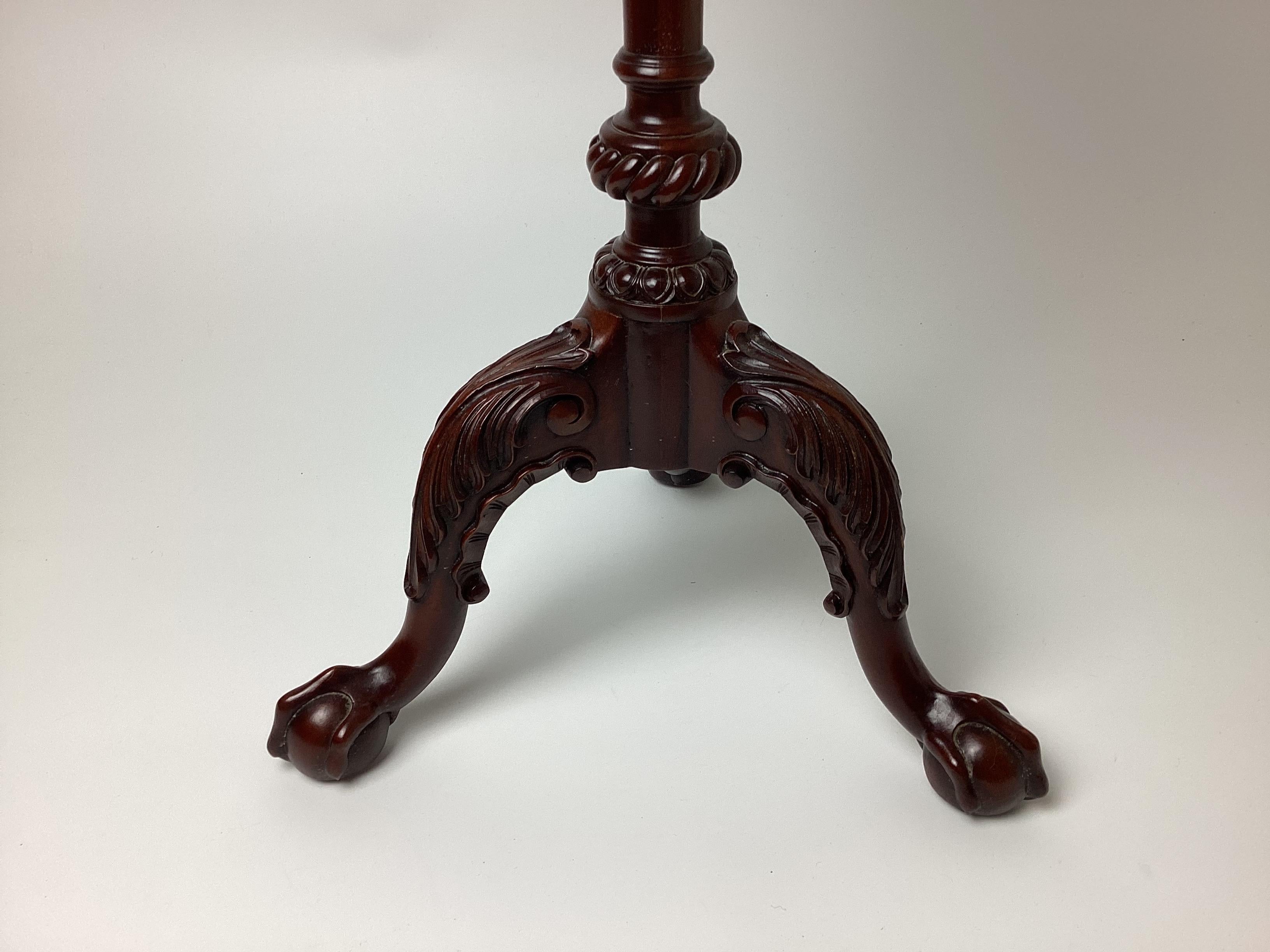 Classique américain Petite table Maitland Smith festonnée à griffes et boules en cuir embossé en vente