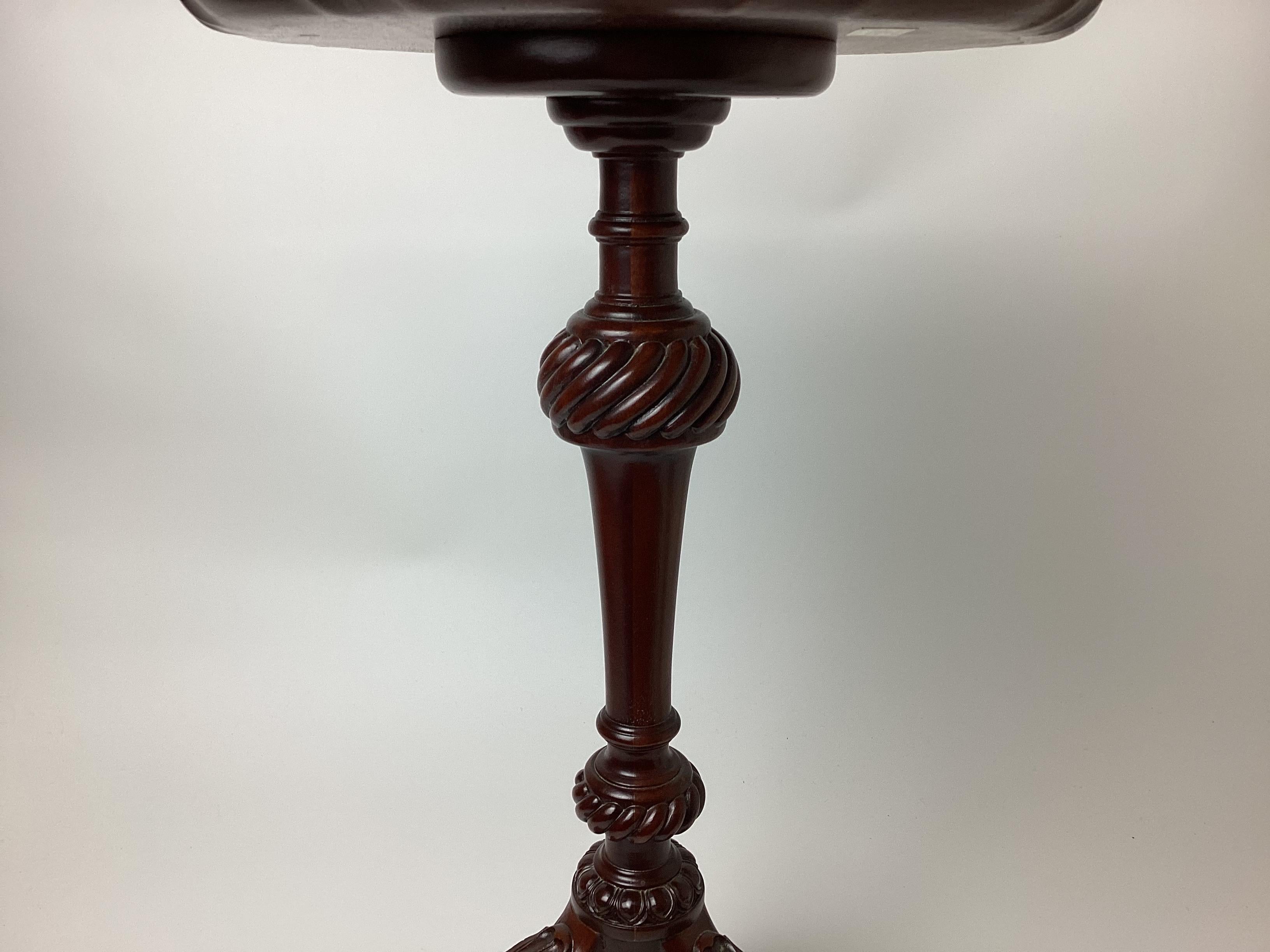 Indonésien Petite table Maitland Smith festonnée à griffes et boules en cuir embossé en vente