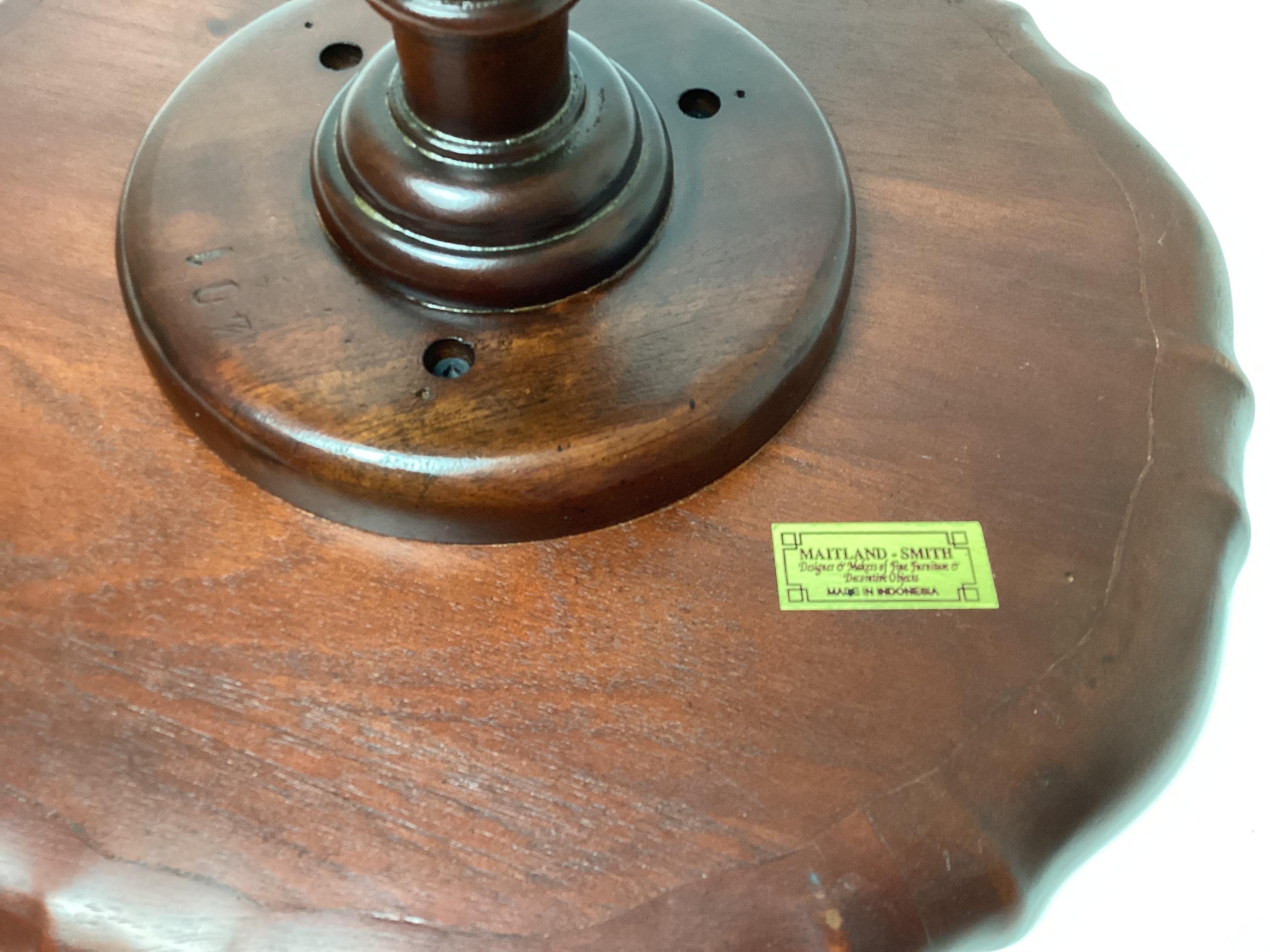 Fin du 20e siècle Petite table Maitland Smith festonnée à griffes et boules en cuir embossé en vente