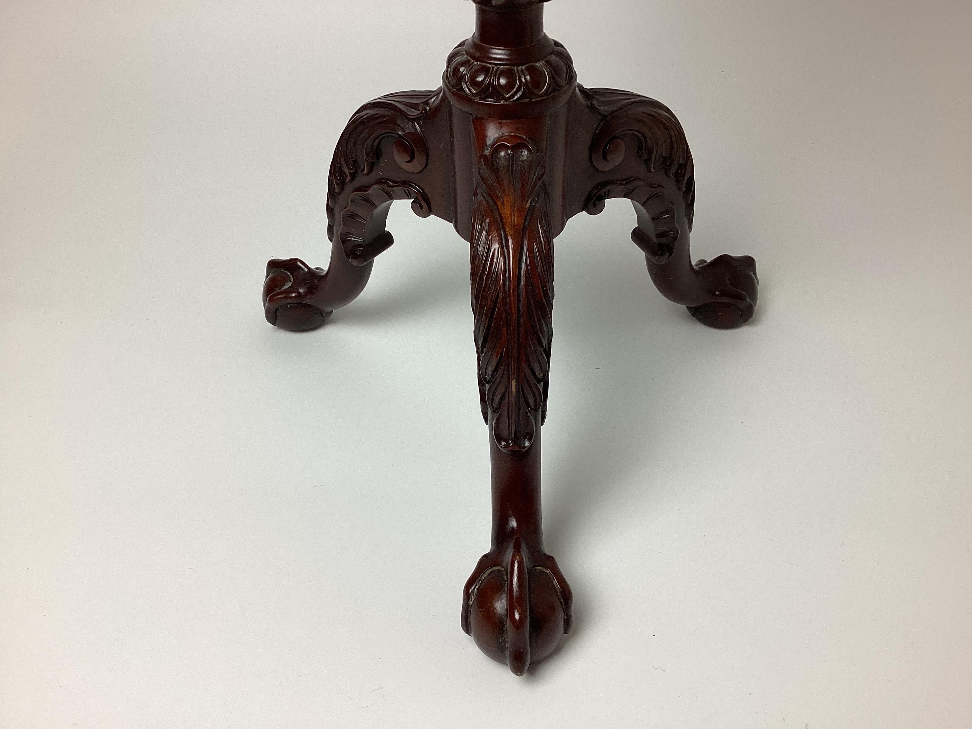 Petite table Maitland Smith festonnée à griffes et boules en cuir embossé en vente 1