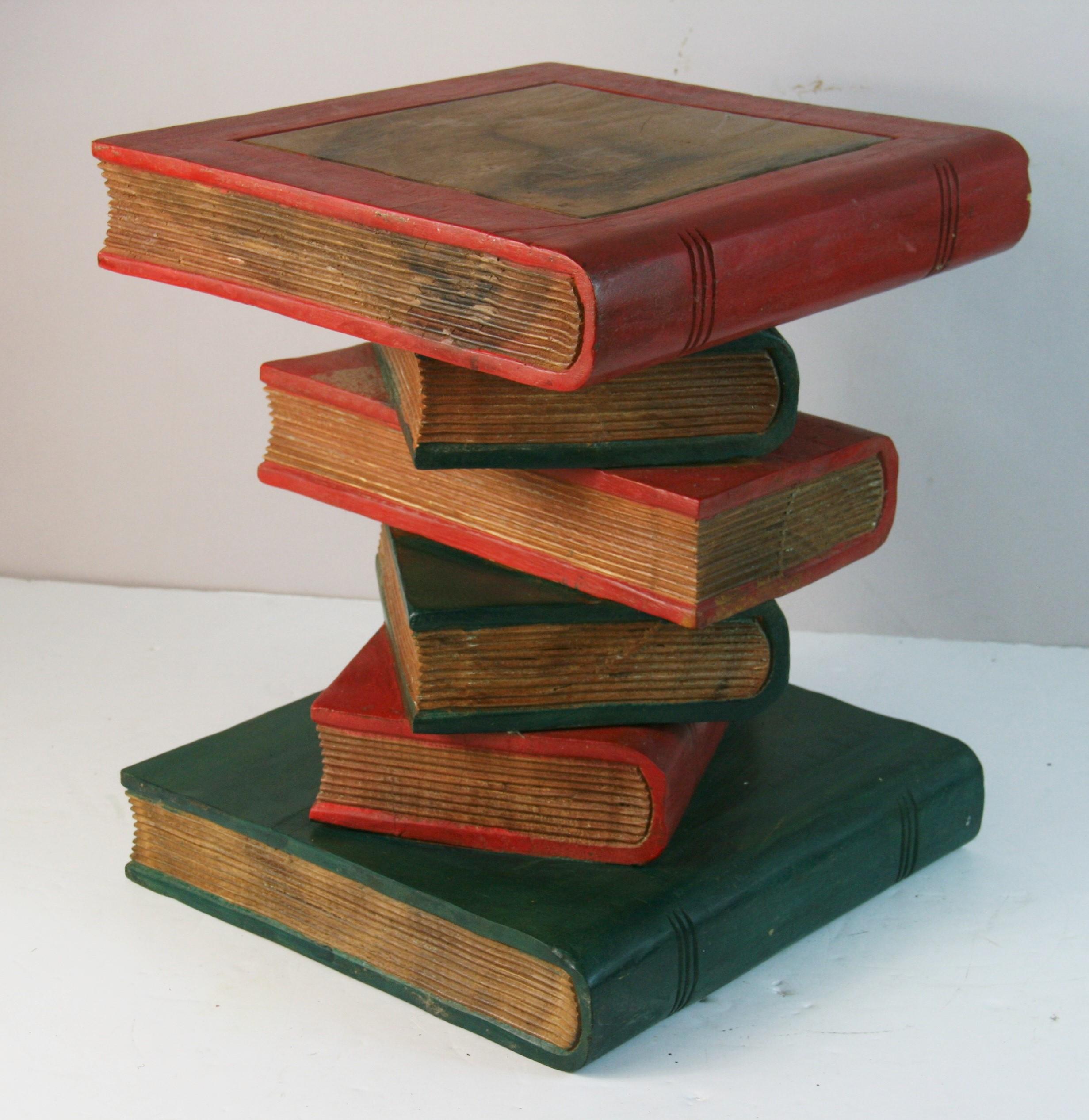 1878 Mesa auxiliar apilable de madera maciza pintada a mano
Pequeña grieta en la parte inferior del libro