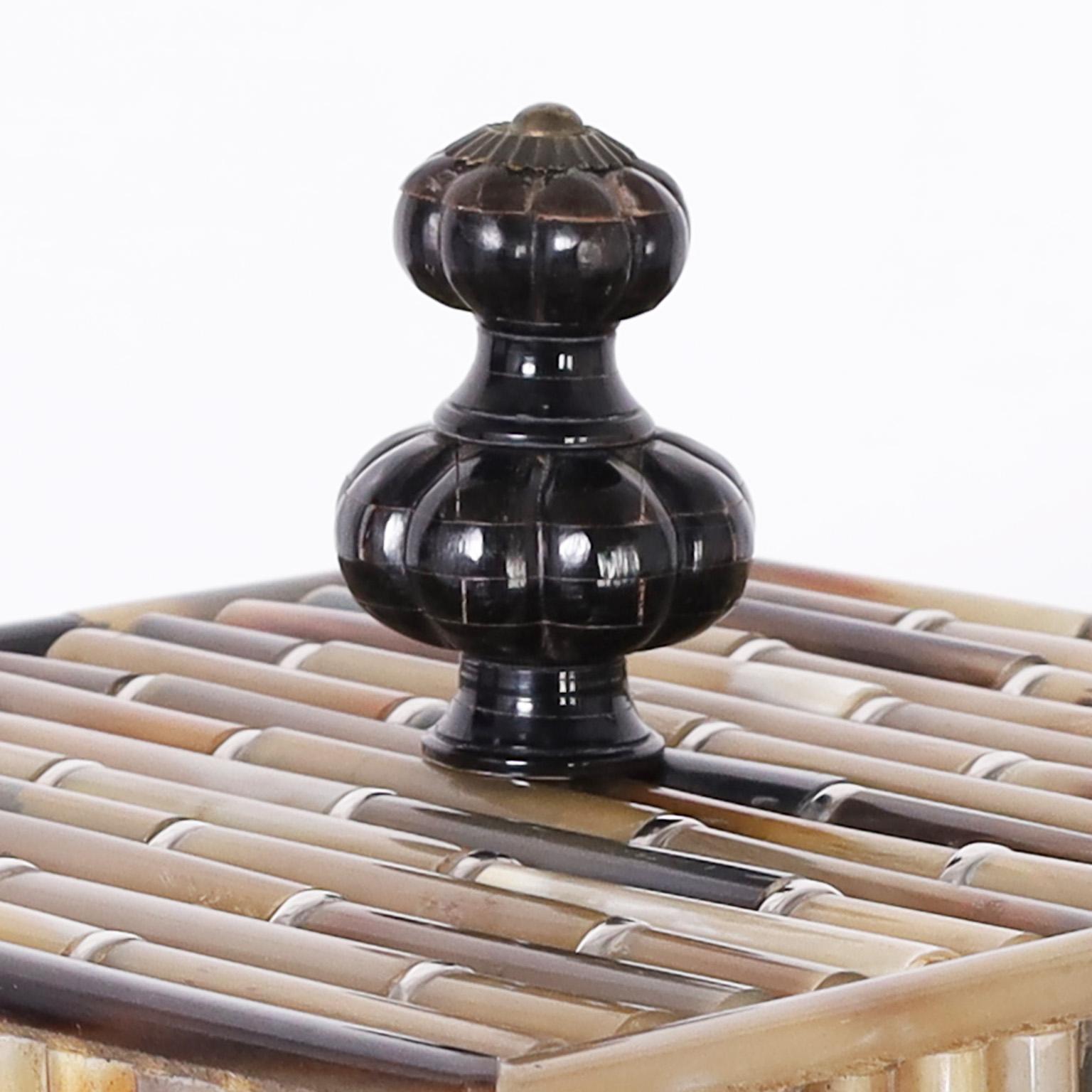 Caja con tapa de cuerno de buey Maitland Smith Hecho a mano en venta