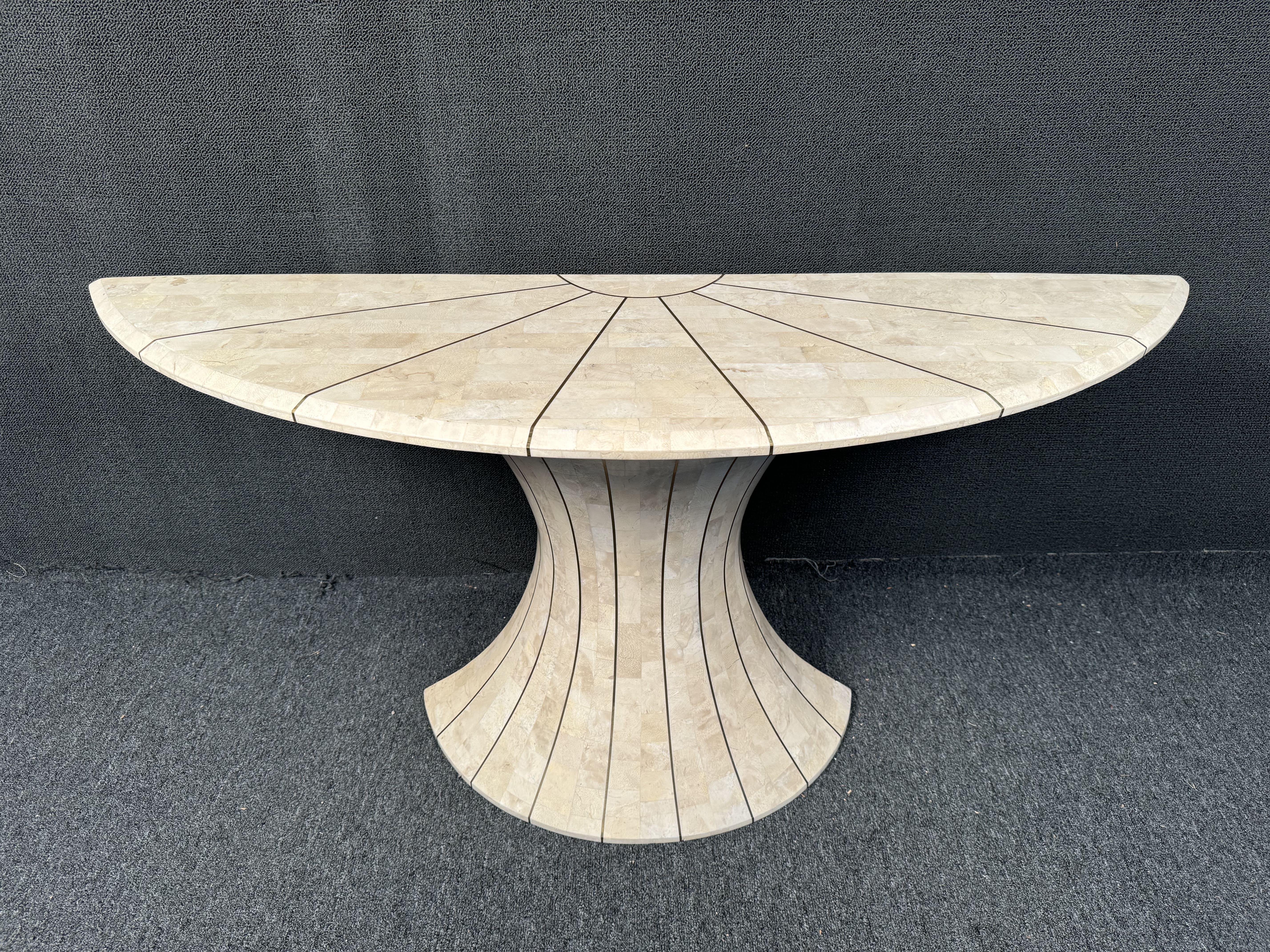 Preciosa mesa consola Demilune de piedra Maitland Smith. Con piedra teselada, incrustaciones metálicas y base esculpida. Una pieza fantástica para una entrada o un salón. Confirma la ubicación con el vendedor (NY o NJ)