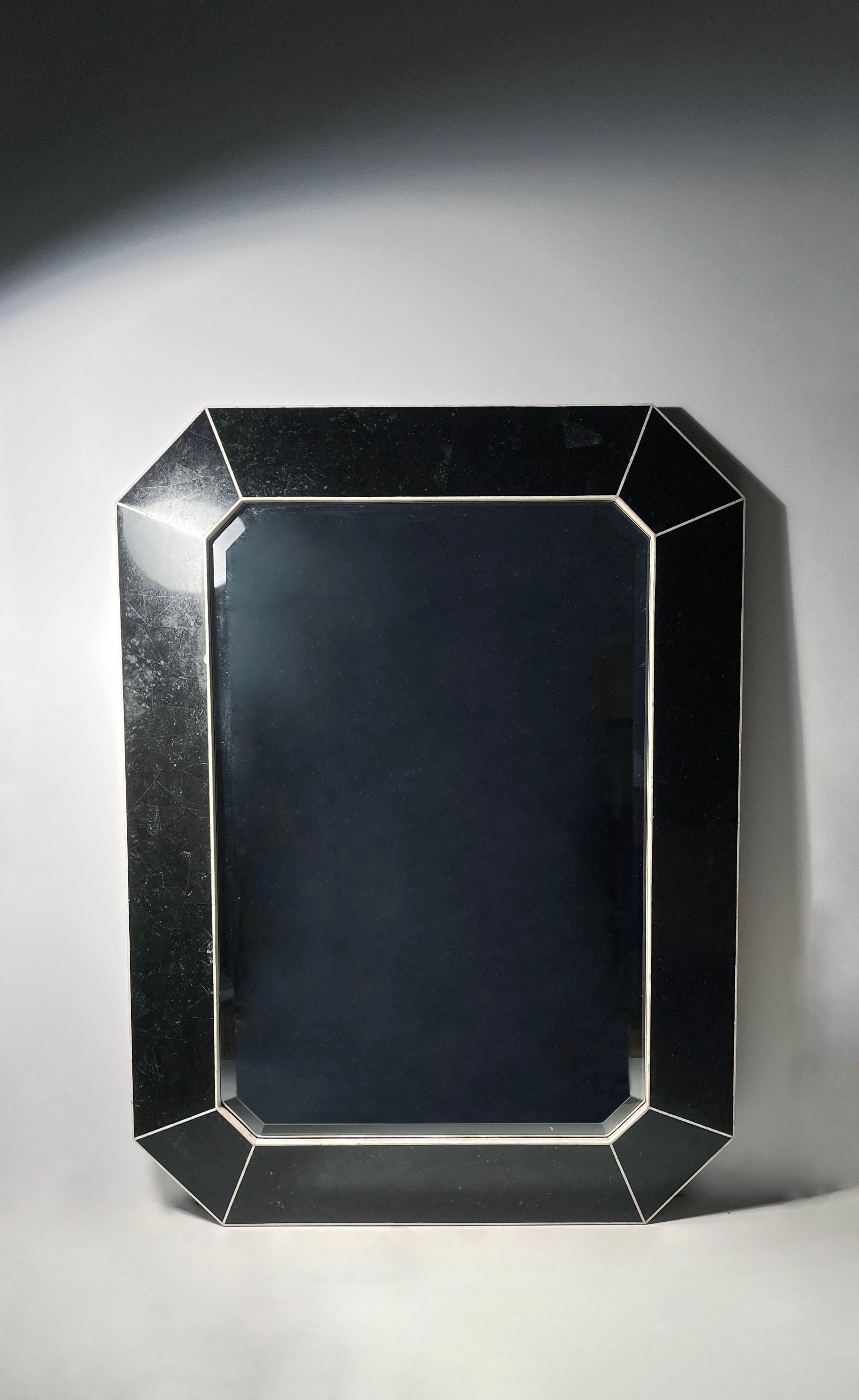 Maitland Smith Striking Black Post Modern Deco Octagonal Tessellated Wall Mirror (miroir octogonal tessellé)

Magnifiquement tessellée avec des morceaux de forme triangulaire de ce que je crois être de la pierre noire. Forme profilée avec