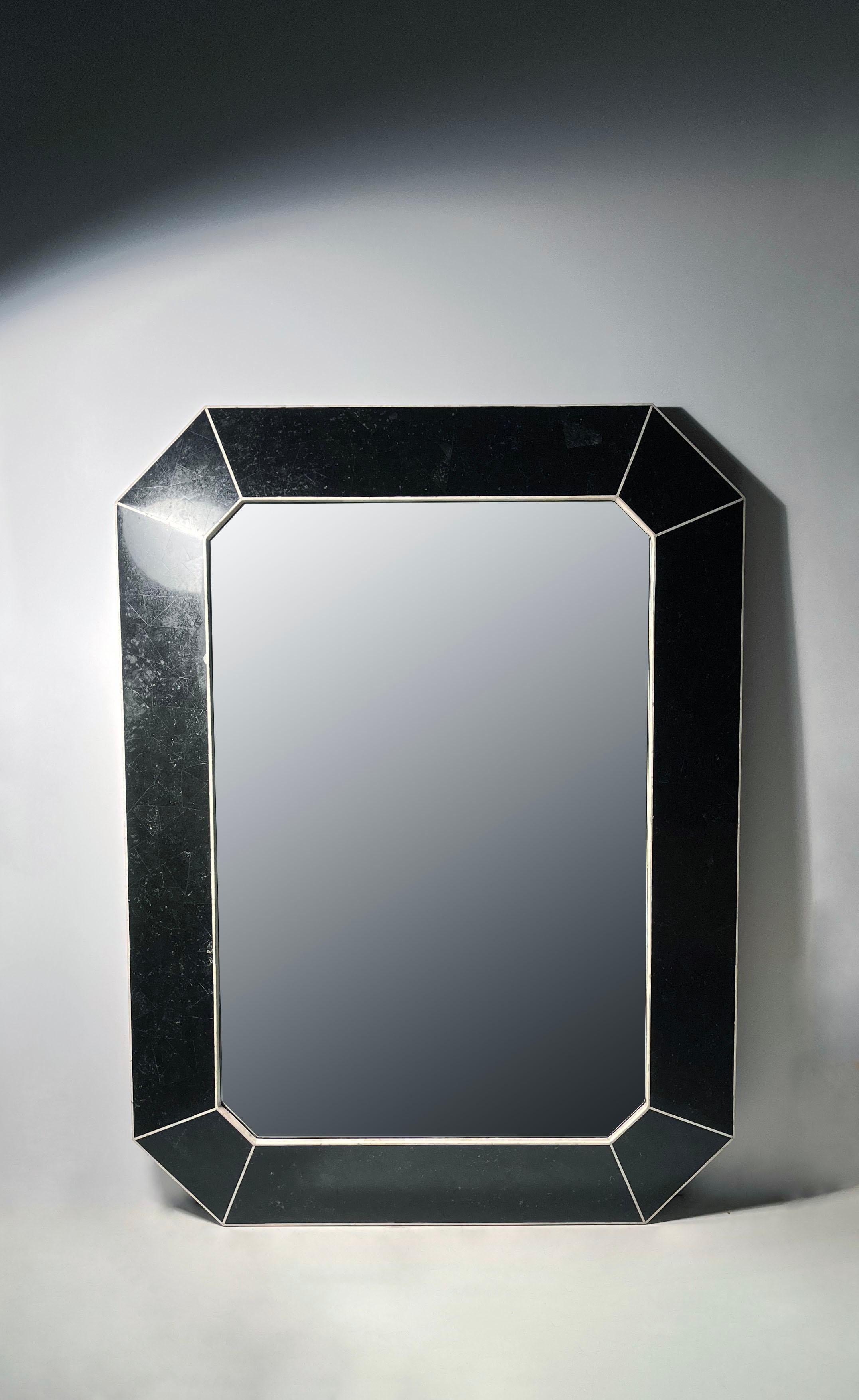 Postmoderne Maitland Smith Striking Black Post Modern Deco Octagonal Tessellated Wall Mirror (miroir octogonal tessellé) en vente