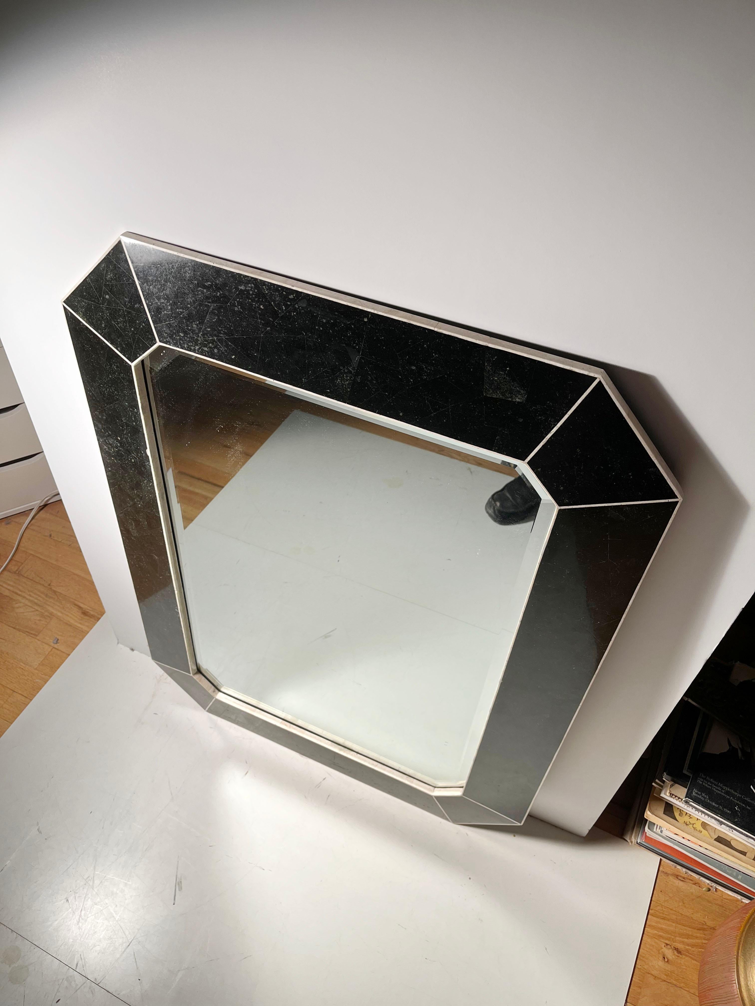 Maitland Smith Striking Black Post Modern Deco Octagonal Tessellated Wall Mirror (miroir octogonal tessellé) Bon état - En vente à Chicago, IL