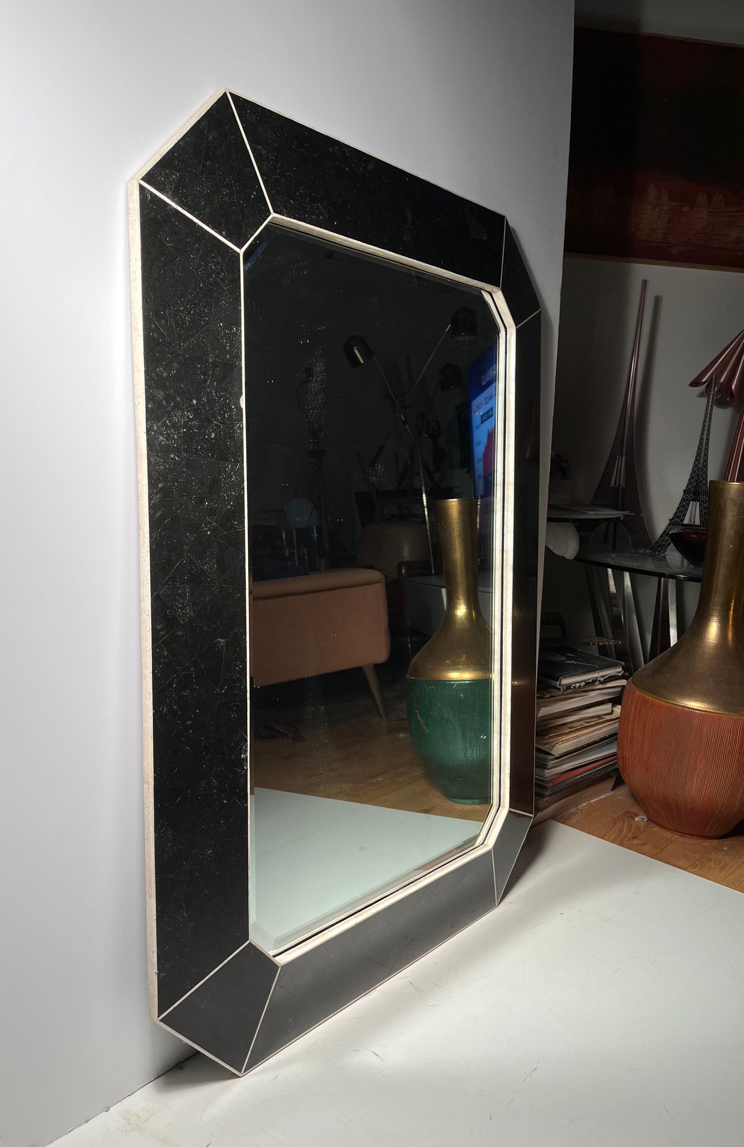 20ième siècle Maitland Smith Striking Black Post Modern Deco Octagonal Tessellated Wall Mirror (miroir octogonal tessellé) en vente