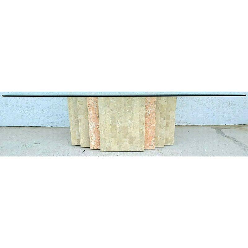 Mid-Century Modern Table basse de style Maitland Smith en pierre tesselle 2 tons avec incrustation en laiton en vente