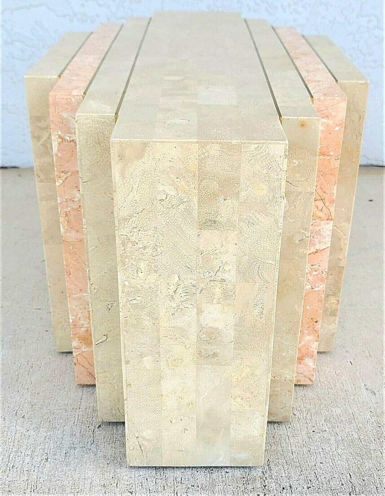Fin du 20e siècle Table basse de style Maitland Smith en pierre tesselle 2 tons avec incrustation en laiton en vente