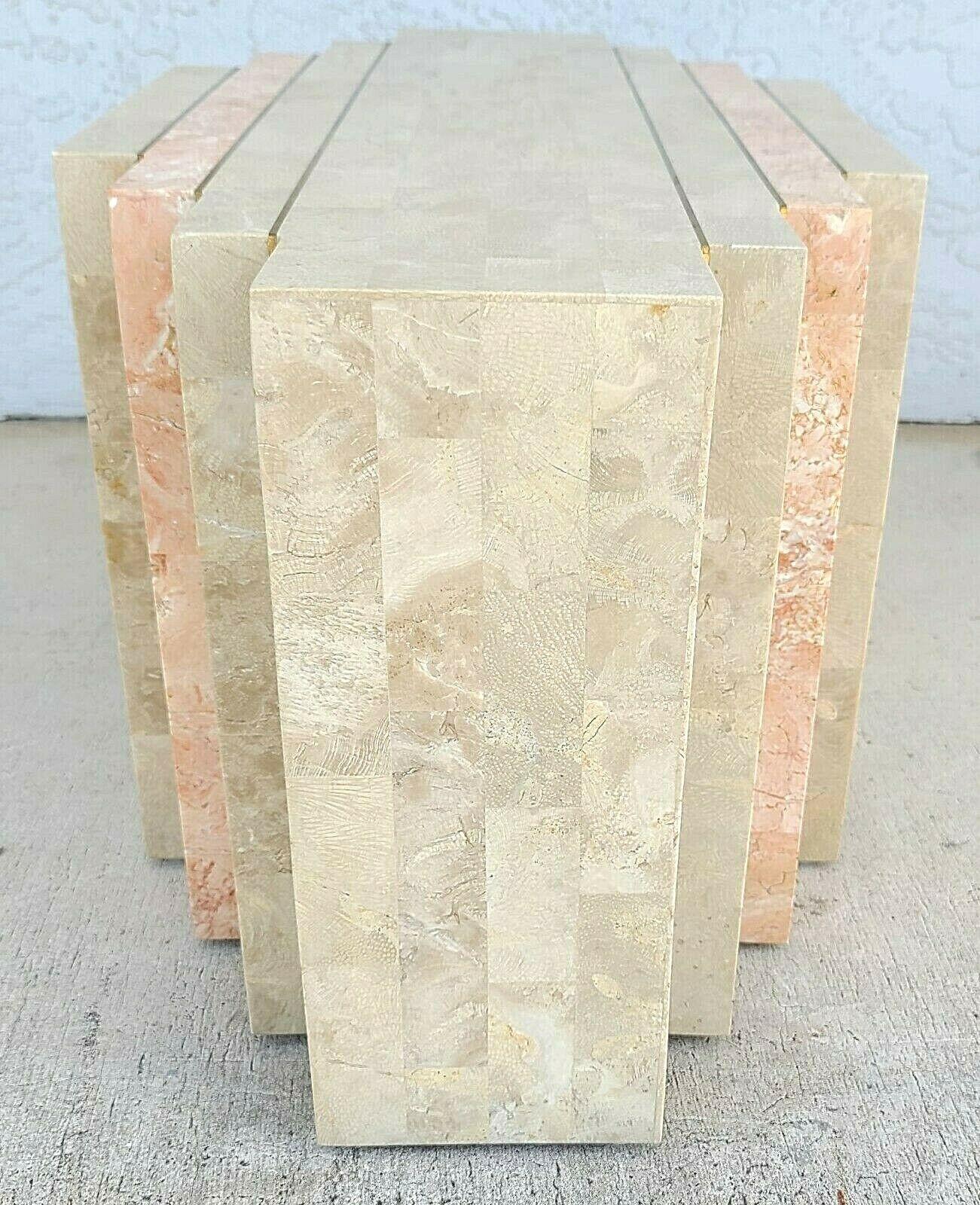 Pierre Table basse de style Maitland Smith en pierre tesselle 2 tons avec incrustation en laiton en vente