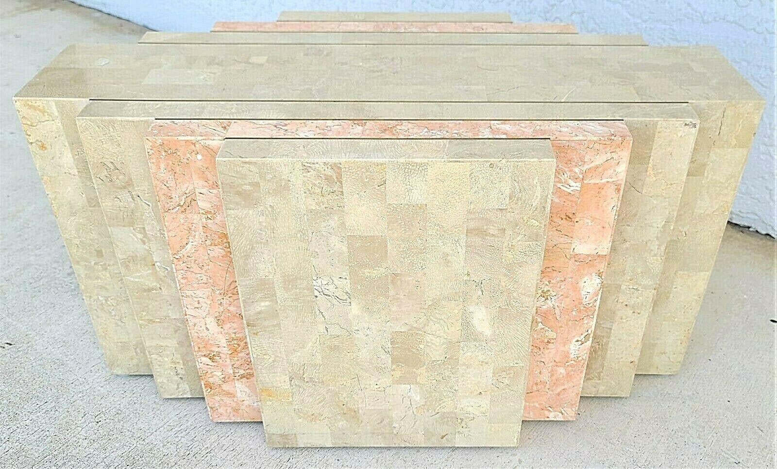 Table basse de style Maitland Smith en pierre tesselle 2 tons avec incrustation en laiton en vente 1