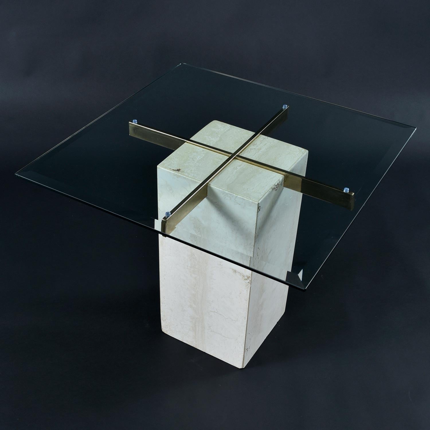 Américain Table à cocktail de style Maitland-Smith avec piédestal en laiton et verre travertin en vente