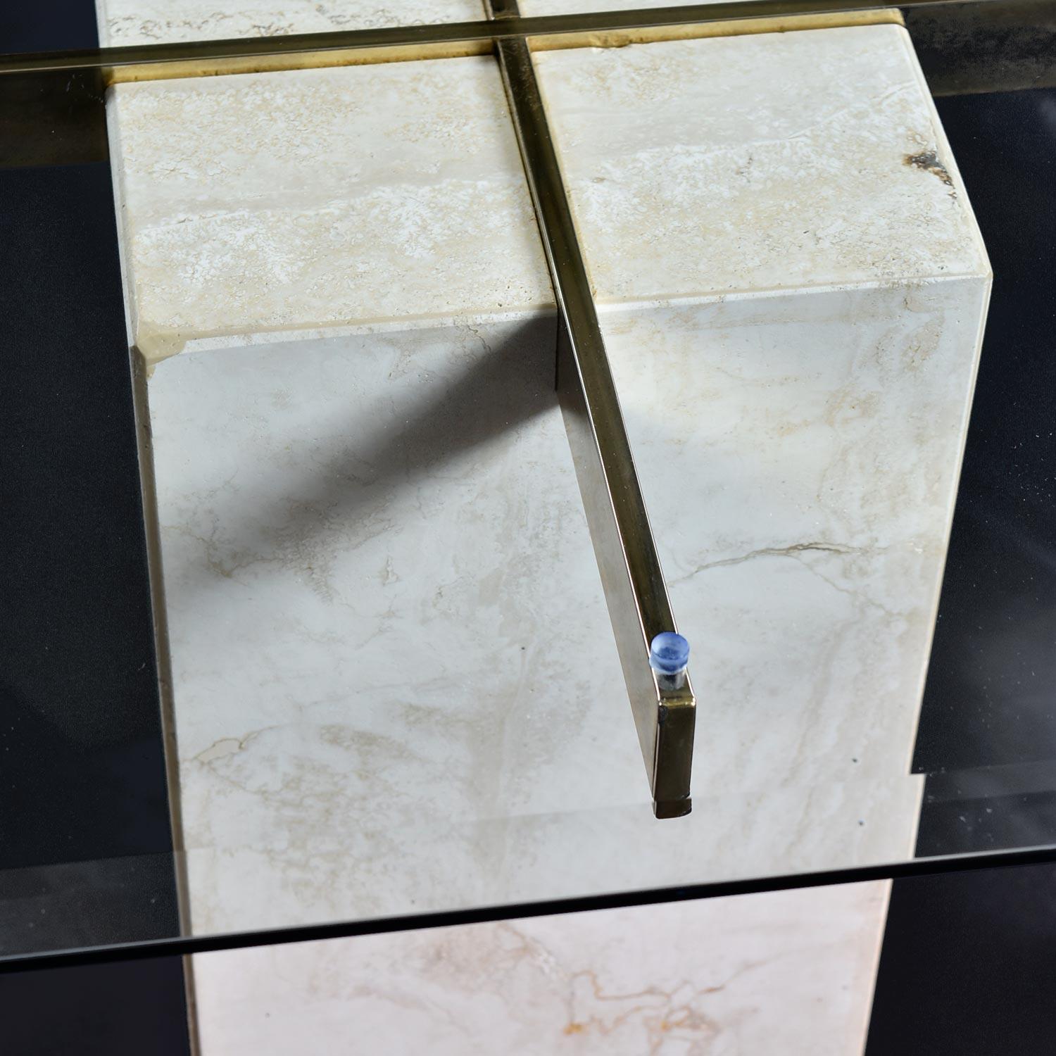 Superbe table de cocktail à piédestal carré en pierre de travertin dans le style de Maitland-Smith. Super-sleek, élégant et de style classique moderne. La pierre présente des veines exotiquement marbrées de couleur terre. Le design minimaliste est