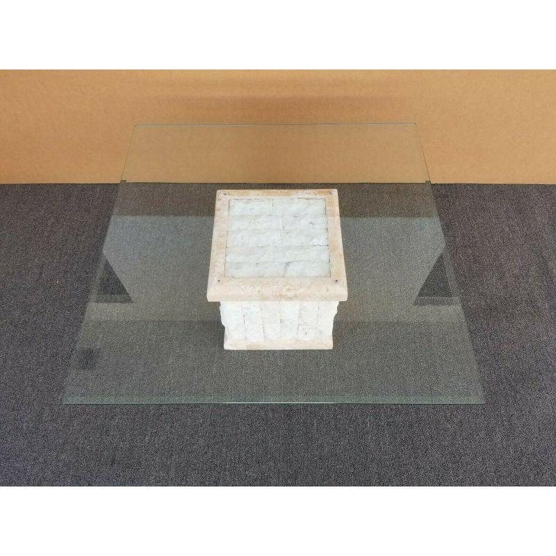 Mid-Century Modern Table basse en pierre de Mactan tesselée en marbre de style Maitland Smith en vente