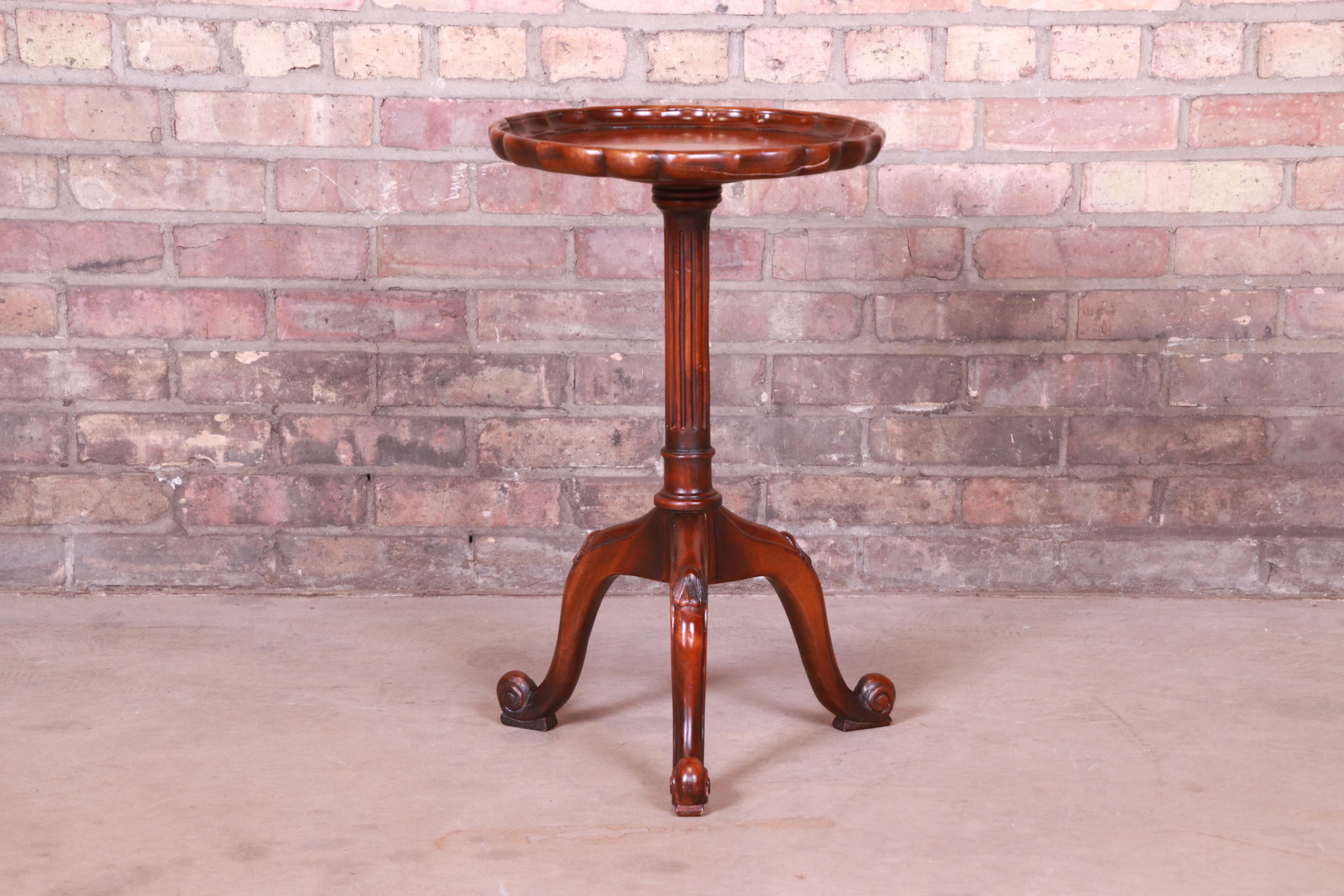 A gorgeous carved mahogany pedestal side table or plant Stand

In the style of Maitland Smith,

late 20th century

Measures: 14