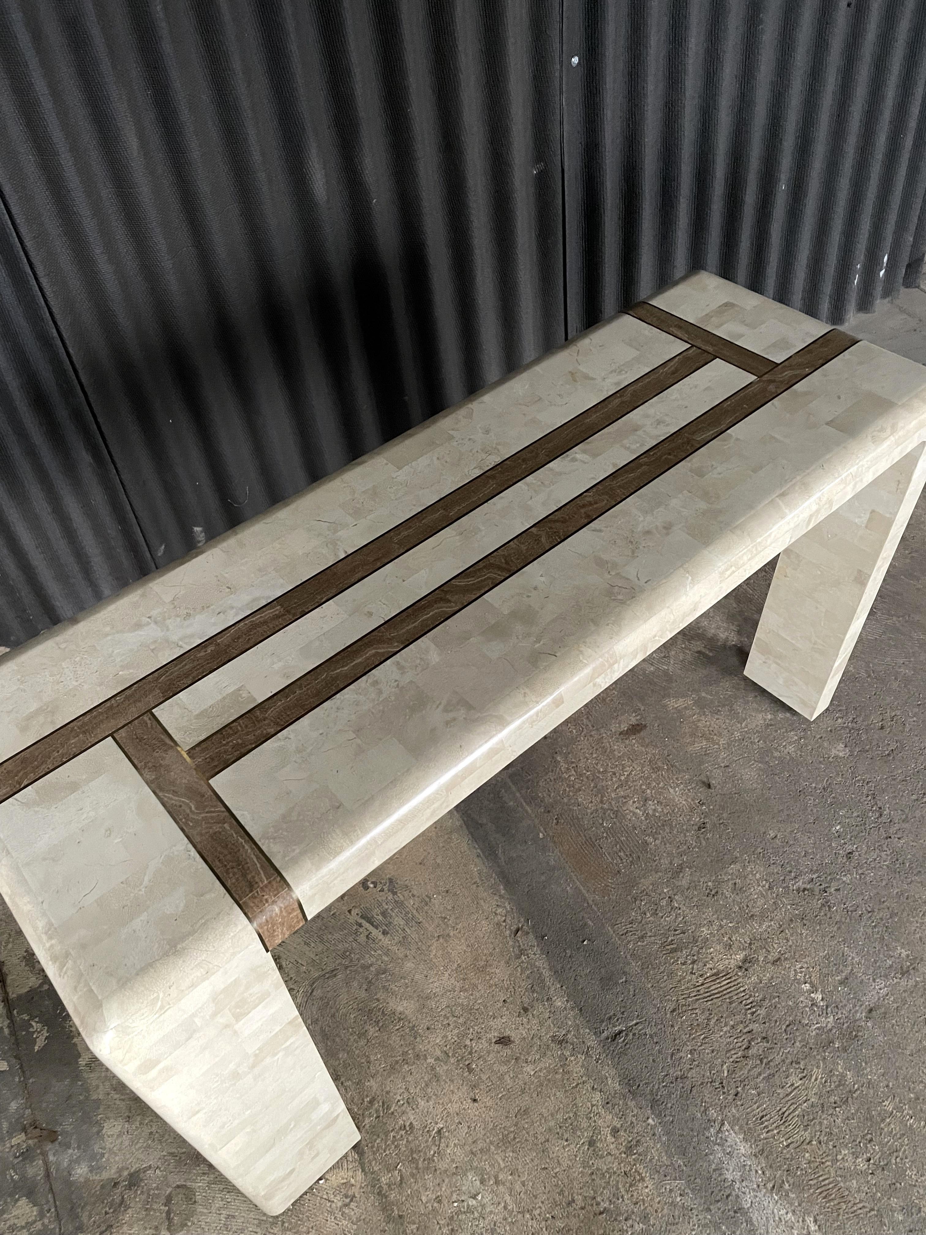 Eleganter und zeitloser Konsolen- oder Sofatisch in wunderschönem Mosaik mit dunklem Messing/Braun-Inlay.
Der gesamte Tisch fühlt sich glatt an und wirkt prächtig.
Ich habe es vollständig überprüft, und es ist offensichtlich, dass es im Laufe der