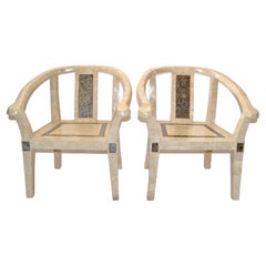 Paire de fauteuils asiatiques modernes en bois et pierre tessellée de style Maitland Smith, années 70