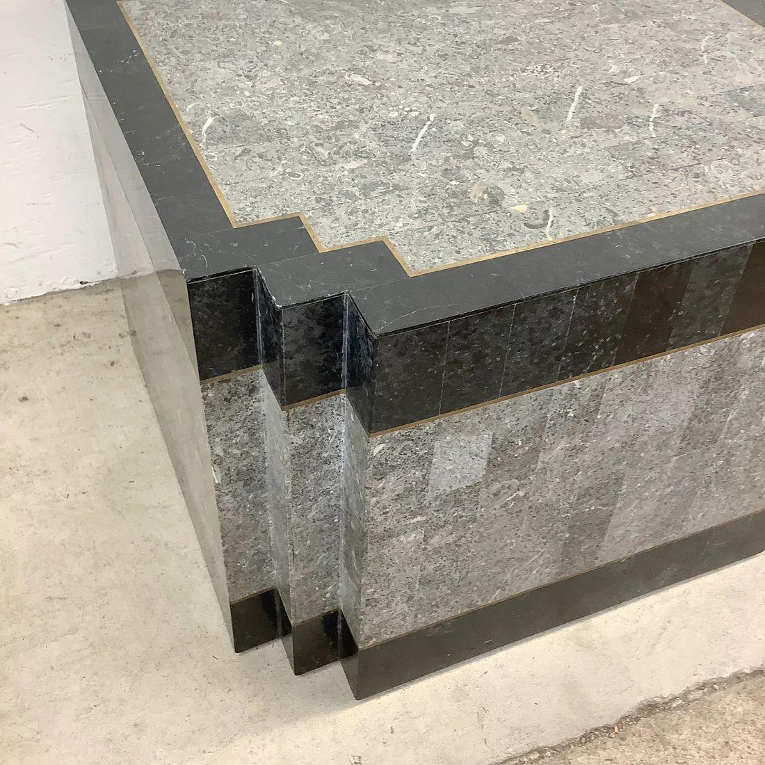 Mid-Century Modern Table d'appoint en pierre tessellée de style Maitland-Smith en vente