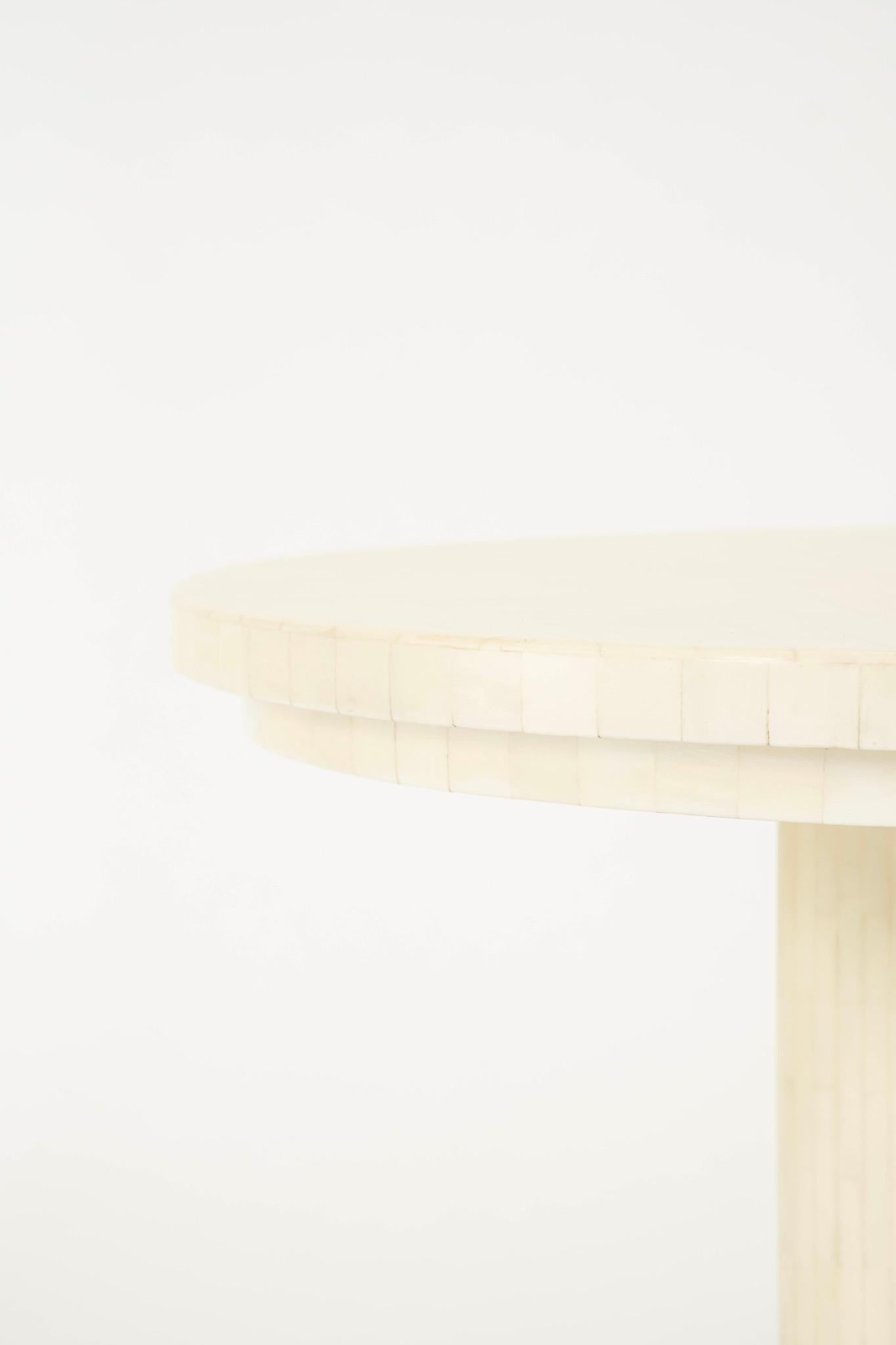 Maitland Smith Table: cremefarbene, mosaikartige Hornfliesen zieren diesen Beistelltisch mit Säulenfuß