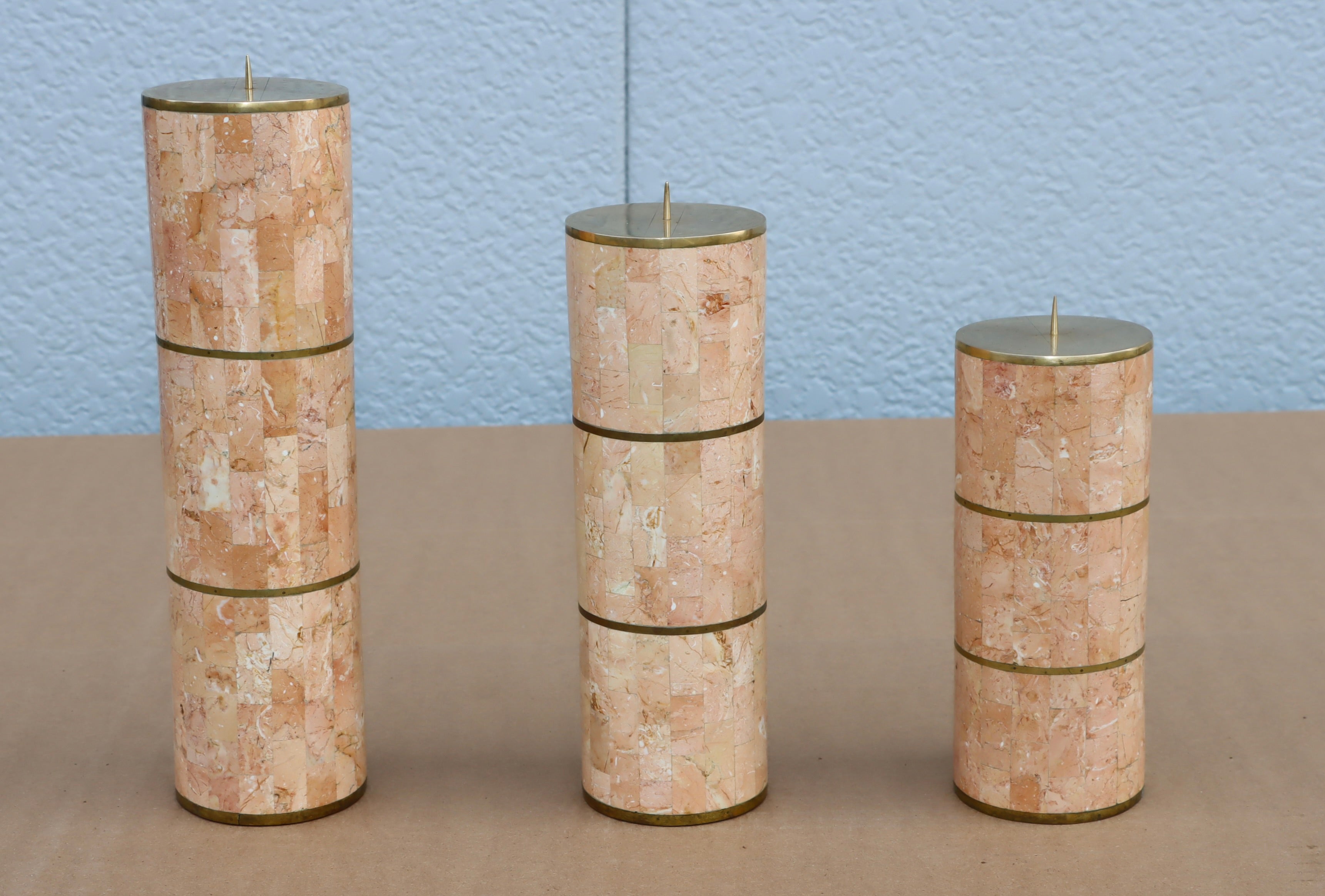 Bellissimo set di 3 portacandele in pietra tessellata e ottone degli anni '80 di Maitland Smith, in condizioni originali d'epoca con qualche usura e patina dovuta all'età e all'uso.

Portacandele medio altezza 10''
Portacandele piccolo altezza 8'' 
