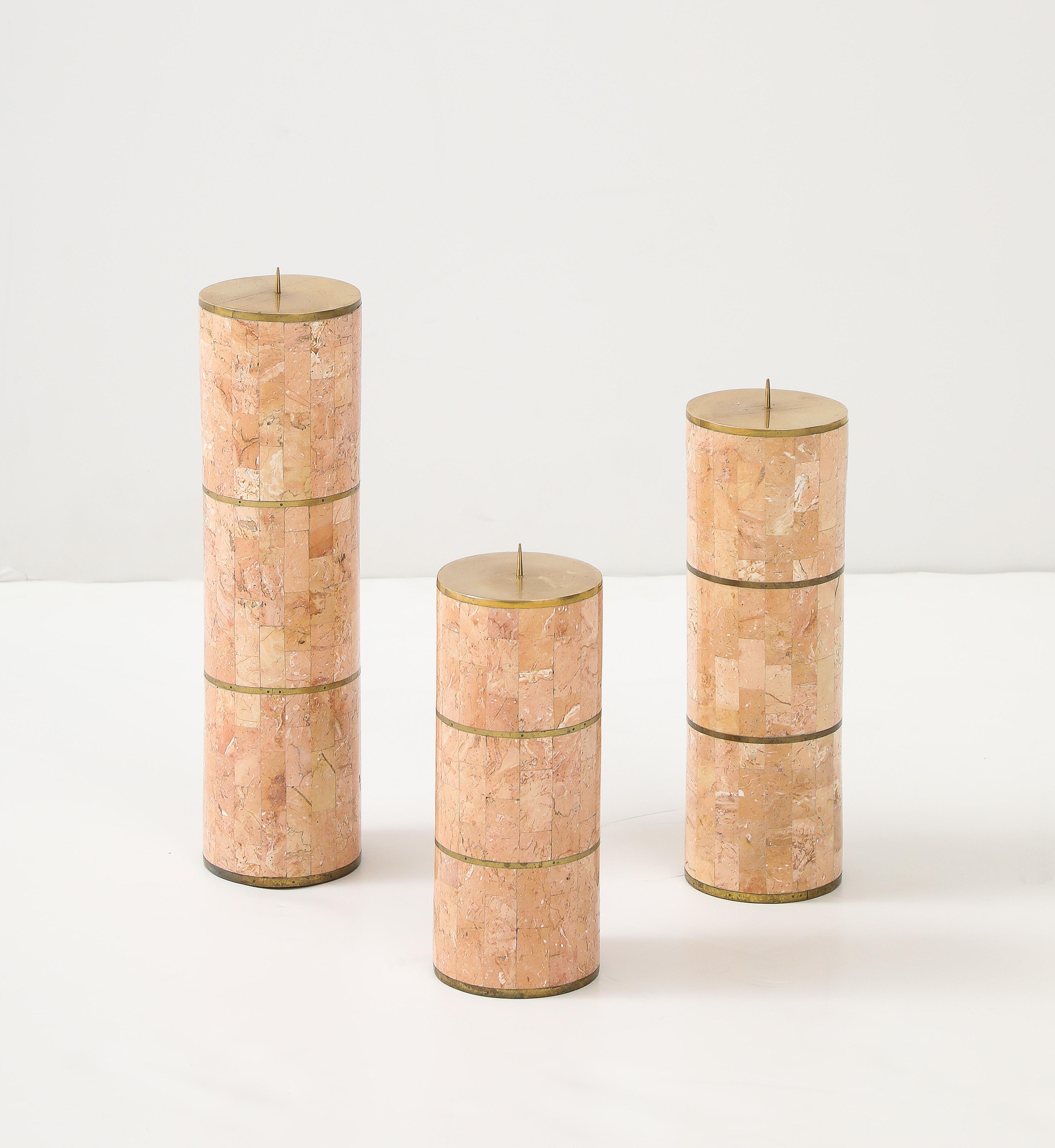 Schöner Satz von 3 1980';s Tesselated Stein und Messing Kerzenhalter von Maitland Smith, in Vintage Originalzustand mit einigen Verschleiß und Patina aufgrund von Alter und Gebrauch.

Mittelgroßer Kerzenhalter Höhe 10''
Kleiner Kerzenhalter Höhe 8'' 
