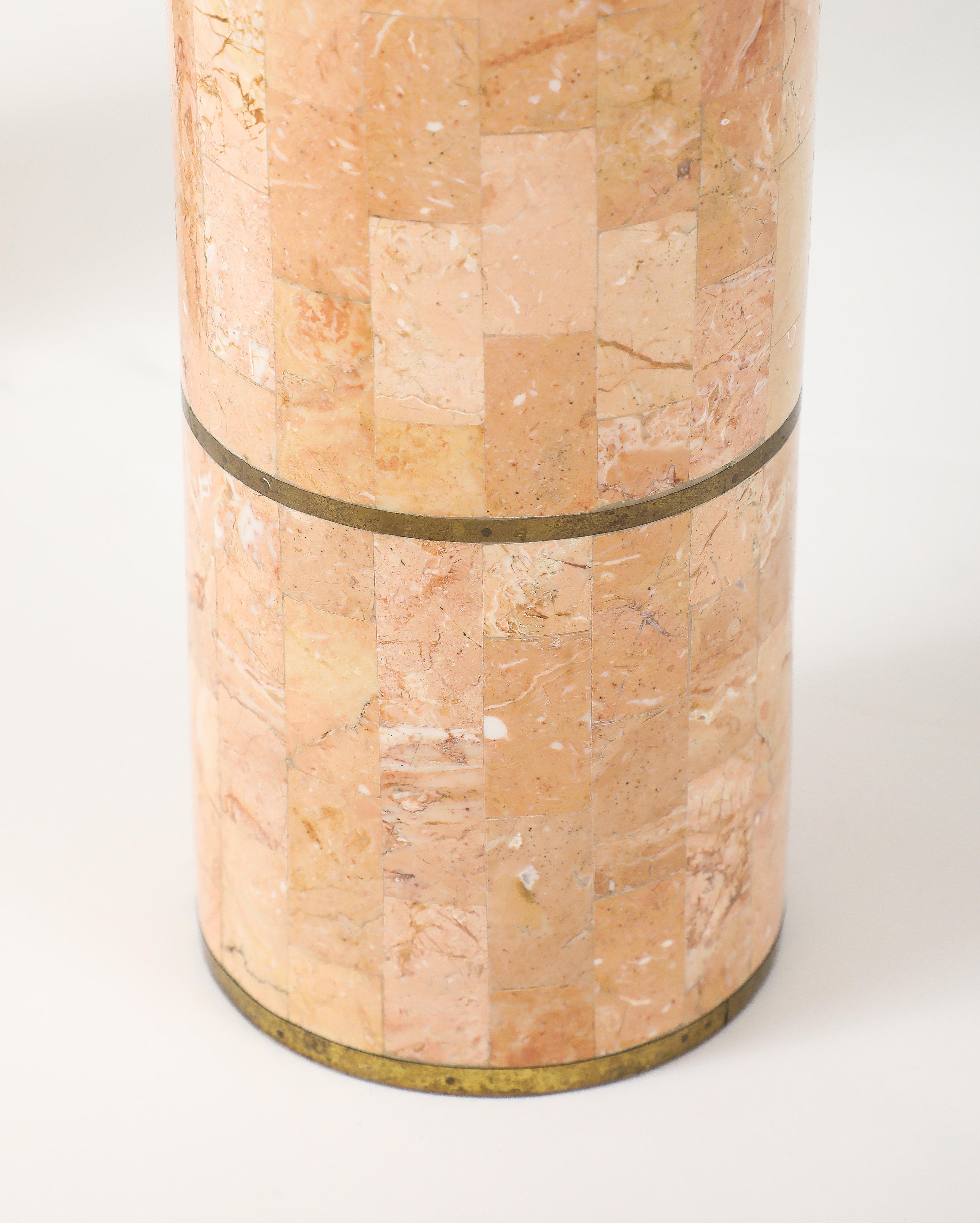 Maitland Smith Kerzenhalter aus Mosaikstein und Messing, 1980er Jahre, Design (Ende des 20. Jahrhunderts) im Angebot