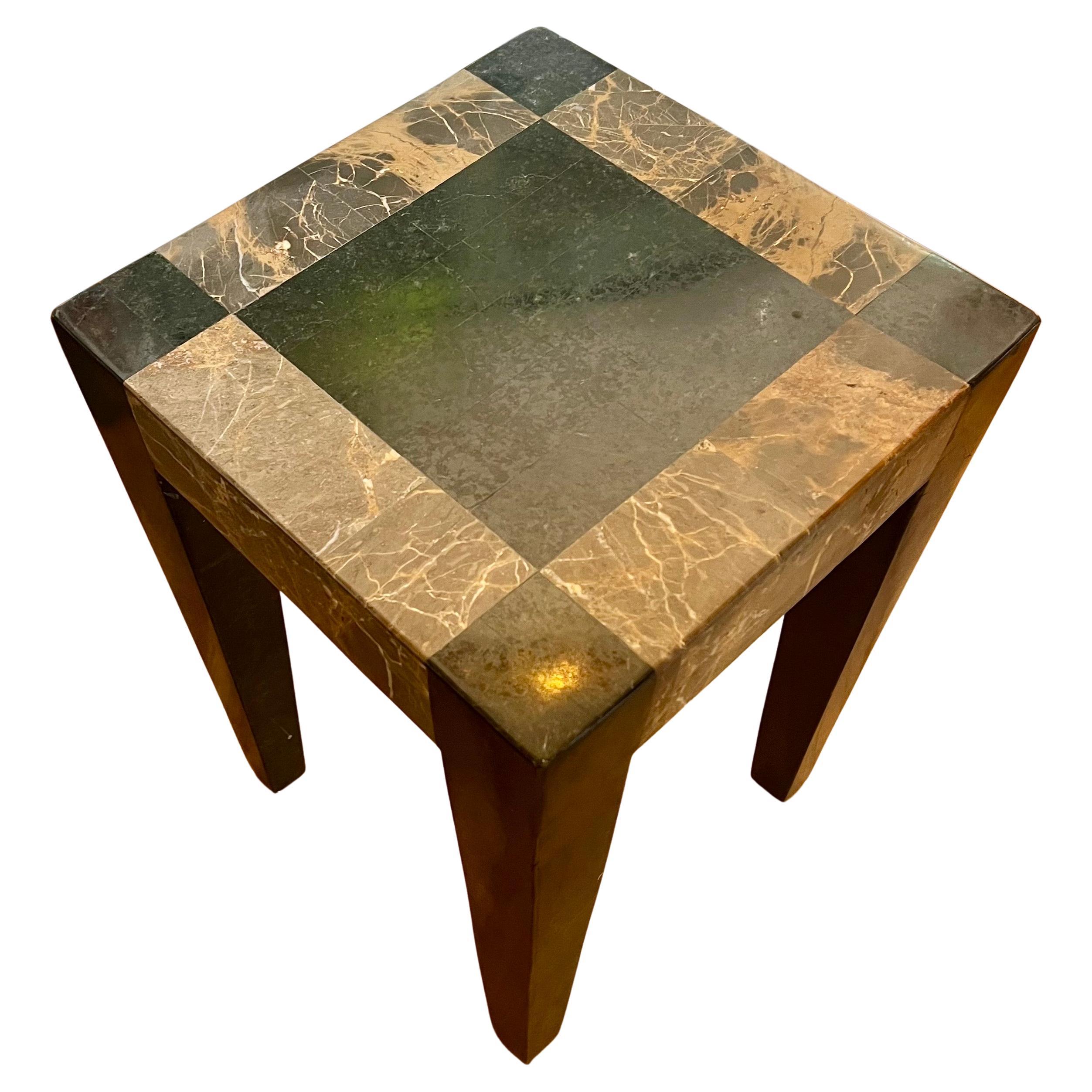 Ein selten gesehener schwarzer und beiger Mosaikmarmor Maitland Smith end cocktail Tisch. Die abgeschrägte Platte hat ein beige-schwarzes geometrisches Muster.