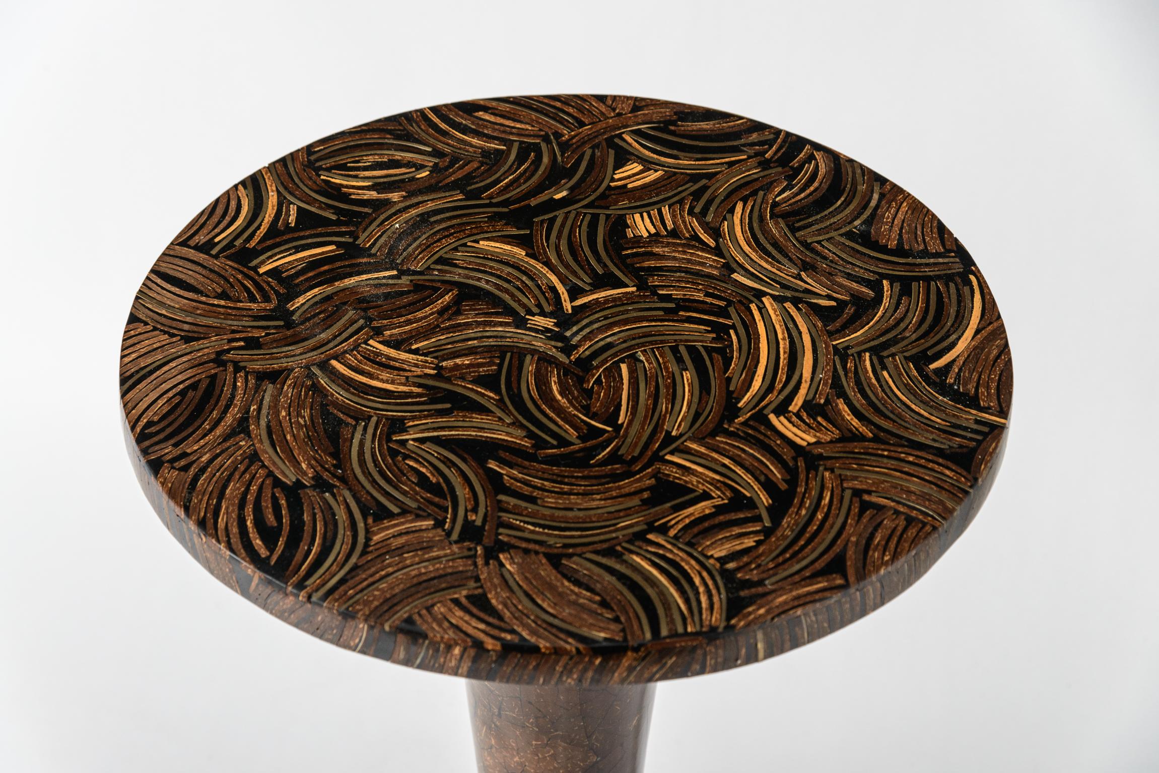 Table de vermicelles en coquille de noix de coco tessellée Maitland-Smith
Une combinaison inhabituelle de MATERIAL et de DESIGN/ONE