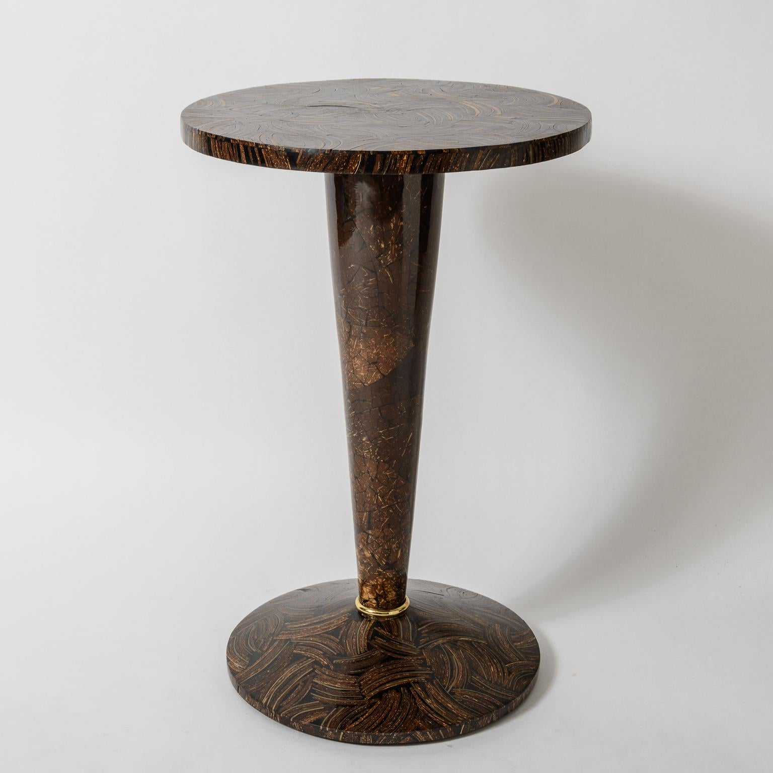 Américain Table en écaille de noix de coco tessellée Maitland Smith en vente