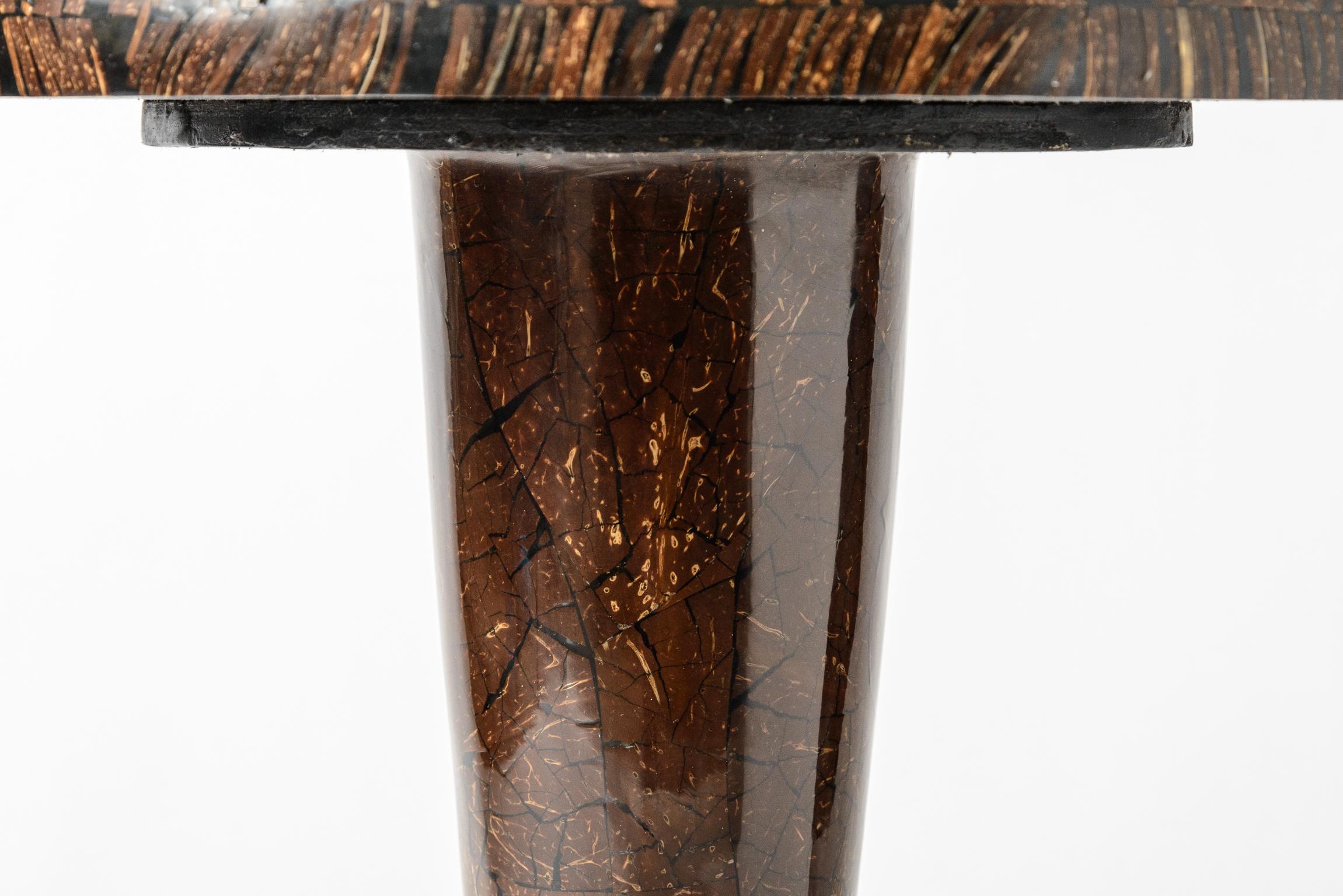 Noix de coco Table en écaille de noix de coco tessellée Maitland Smith en vente