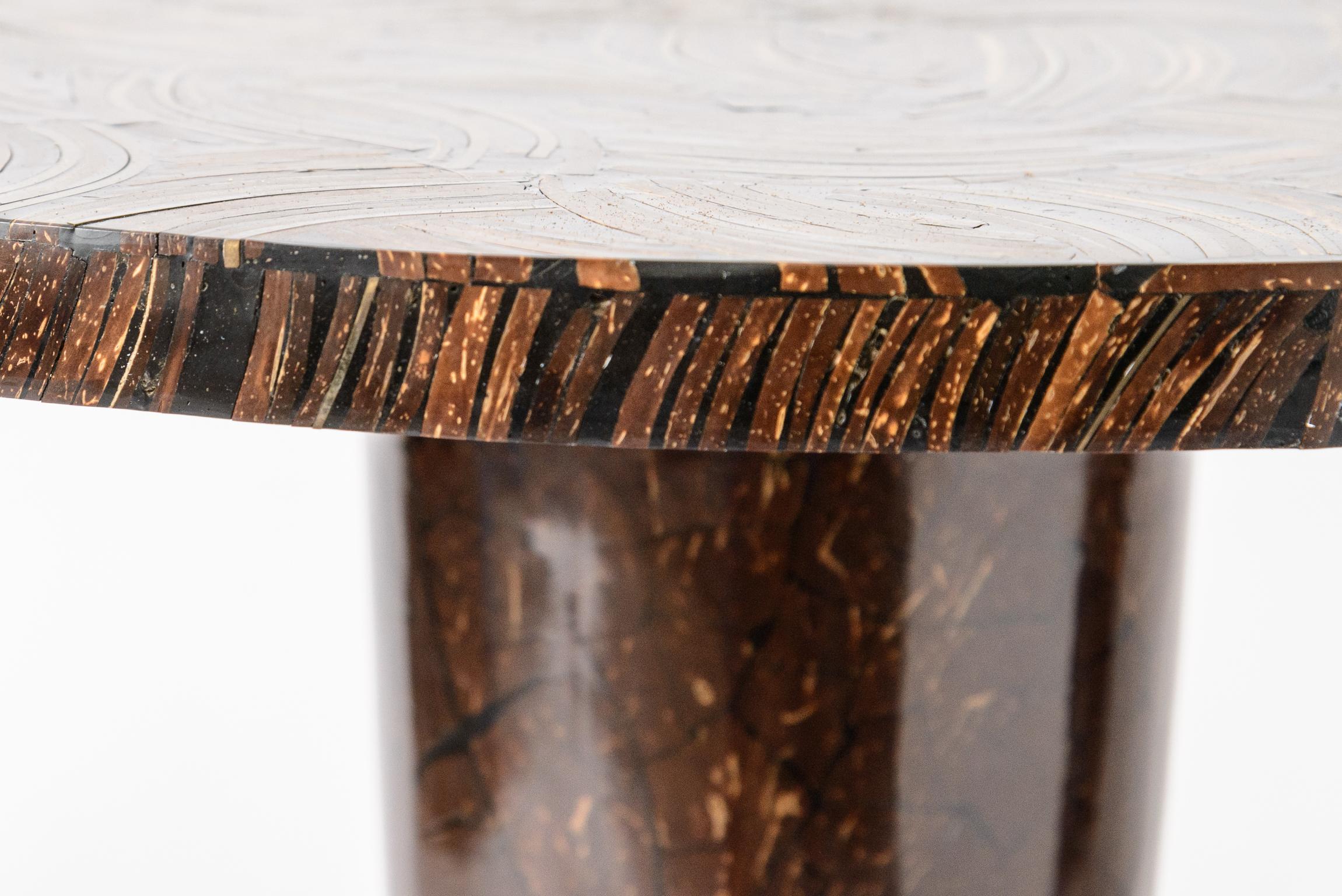 Table en écaille de noix de coco tessellée Maitland Smith en vente 2