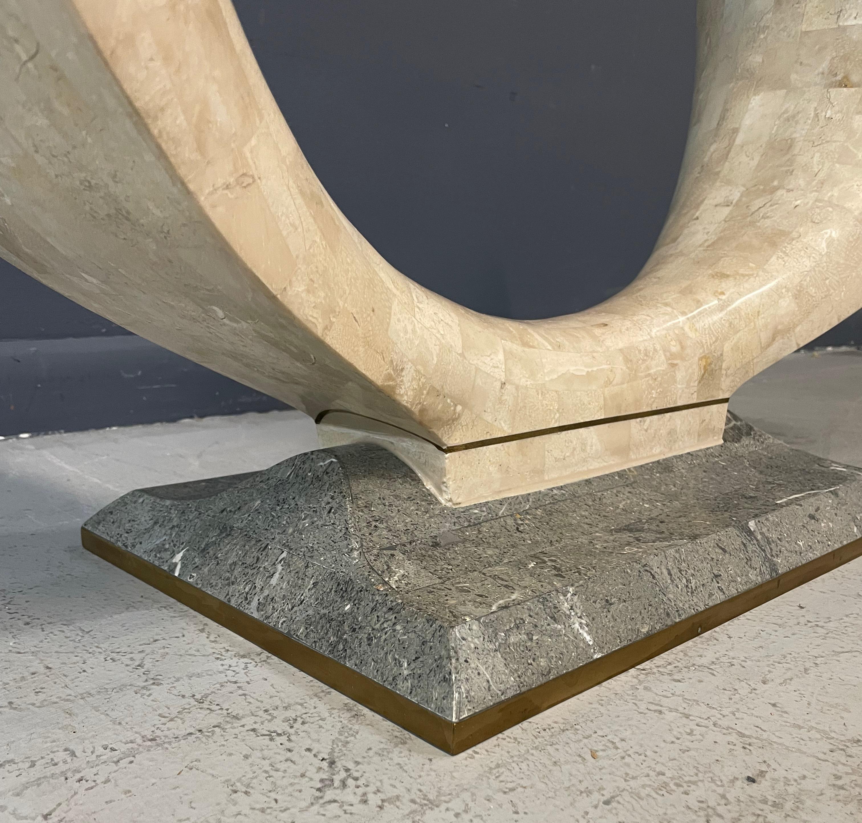 Nord-américain Table basse Maitland Smith en pierre fossile tessellée et laiton du milieu du siècle dernier en vente