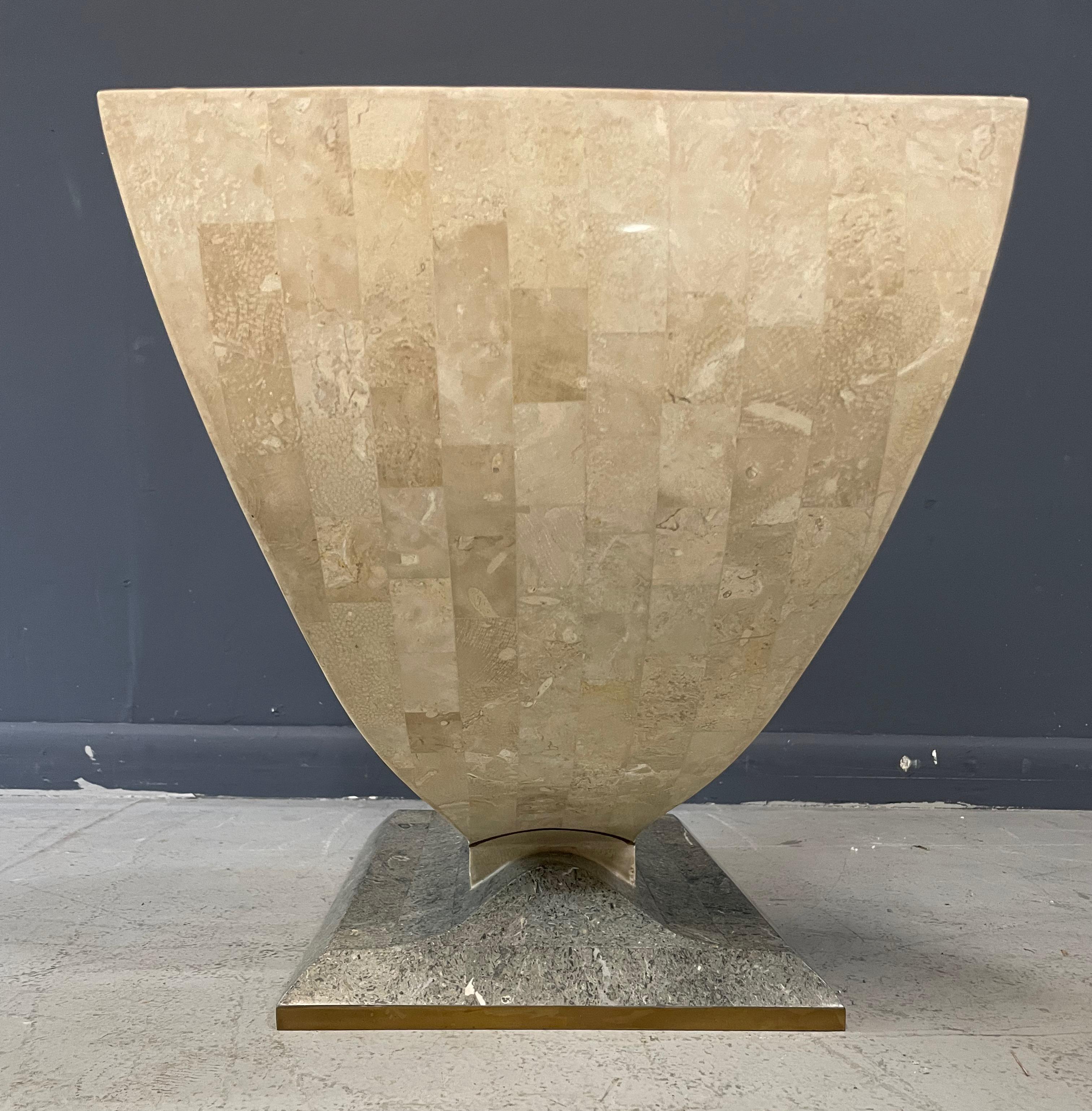 20ième siècle Table basse Maitland Smith en pierre fossile tessellée et laiton du milieu du siècle dernier en vente