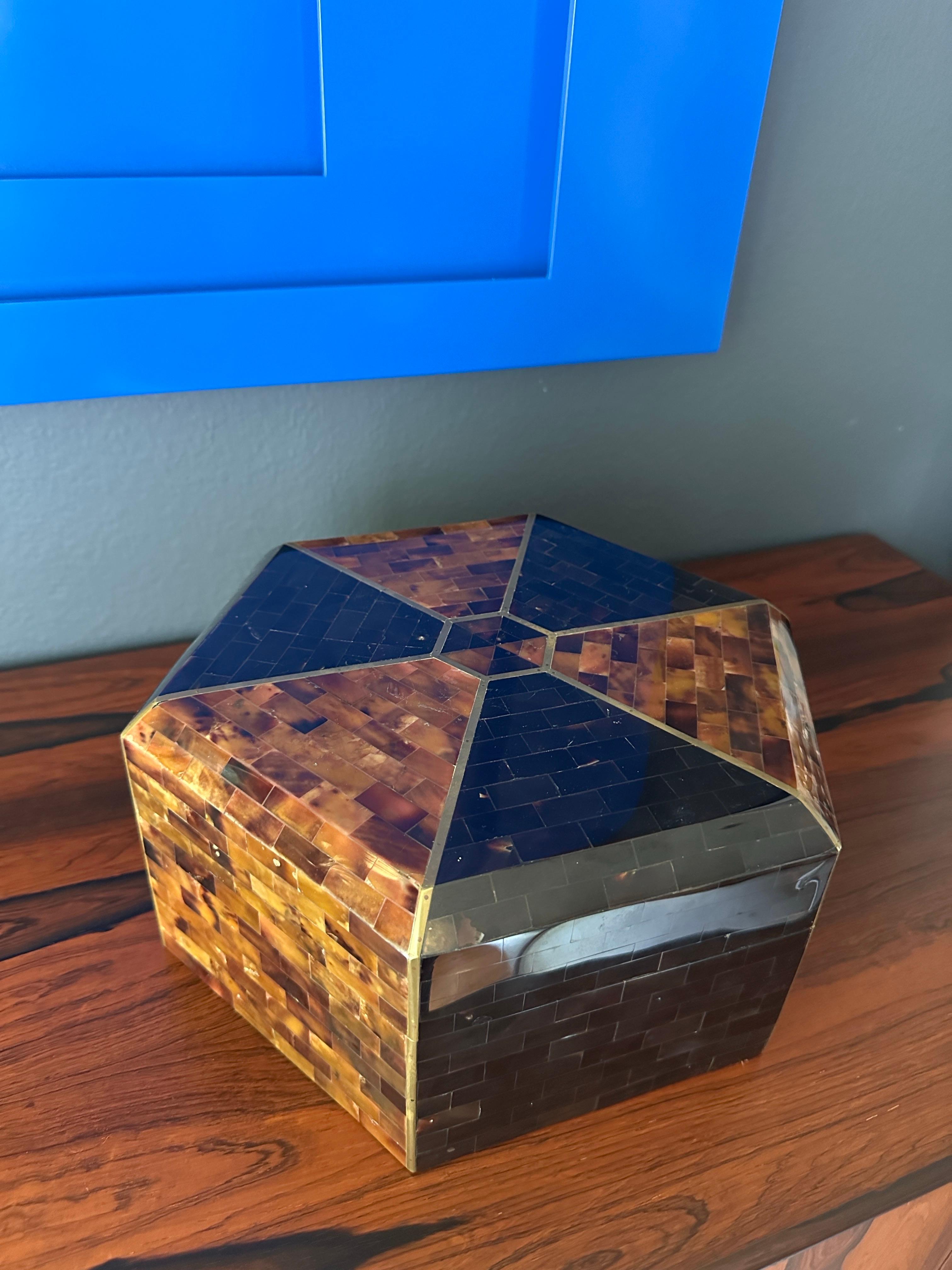 Joyero teselado de cuerno y penhell de Maitland Smith Filipino en venta
