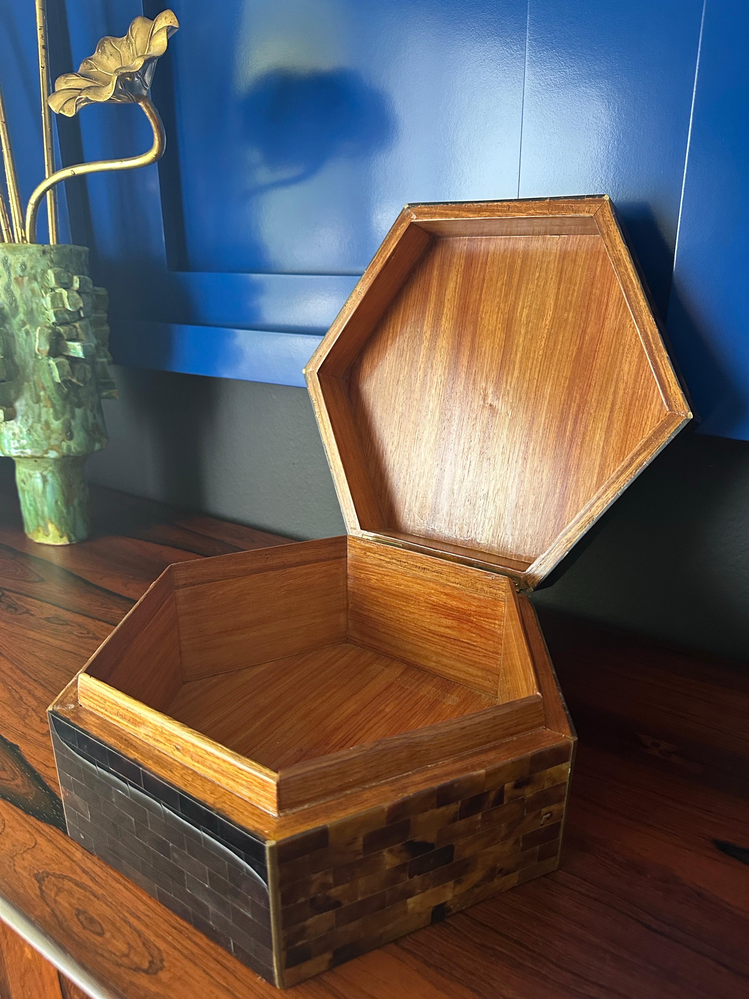 Joyero teselado de cuerno y penhell de Maitland Smith Cuerno en venta