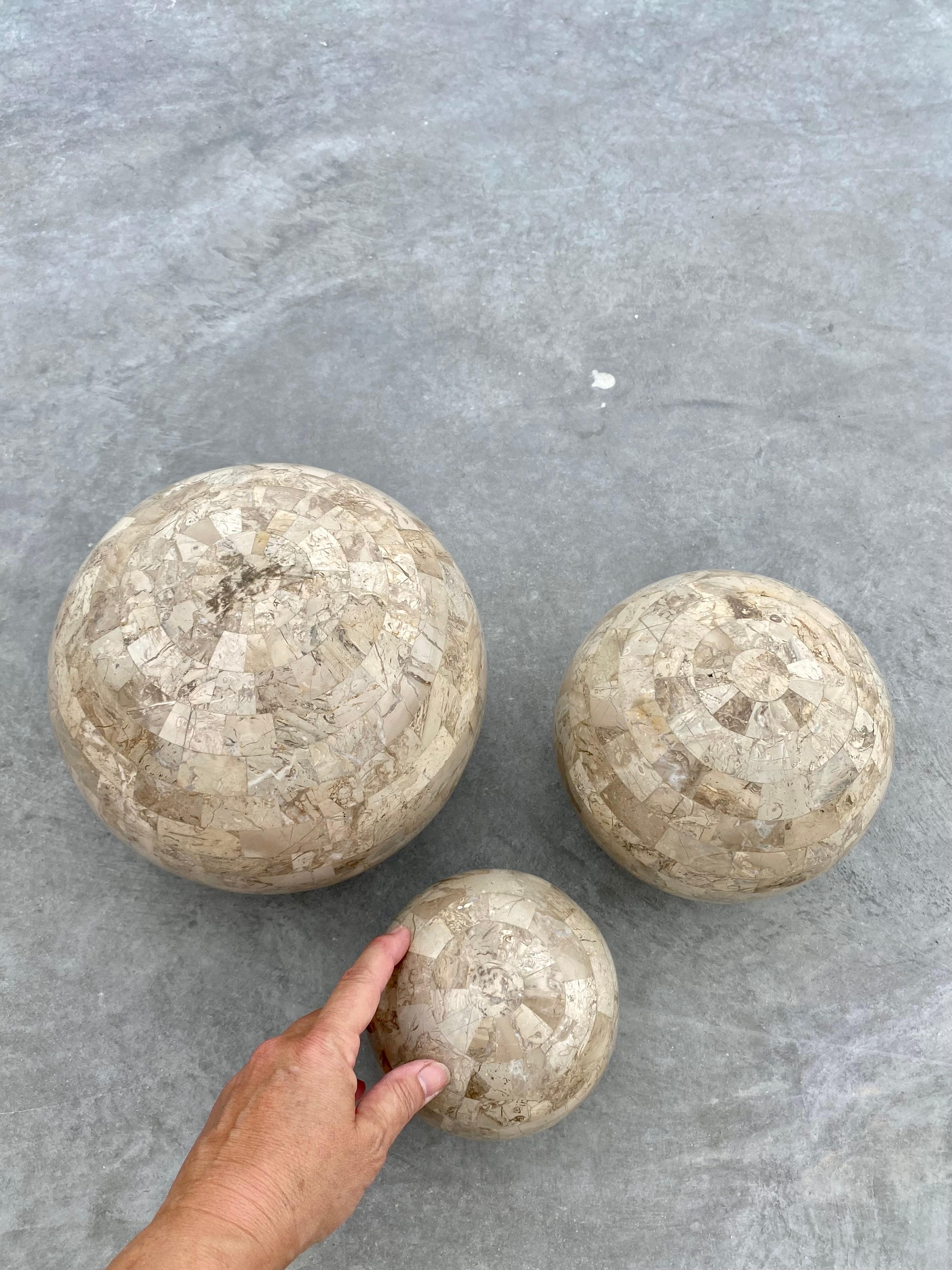 Juego de 3 esferas de mármol teselado Maitland Smith Minimalista en venta