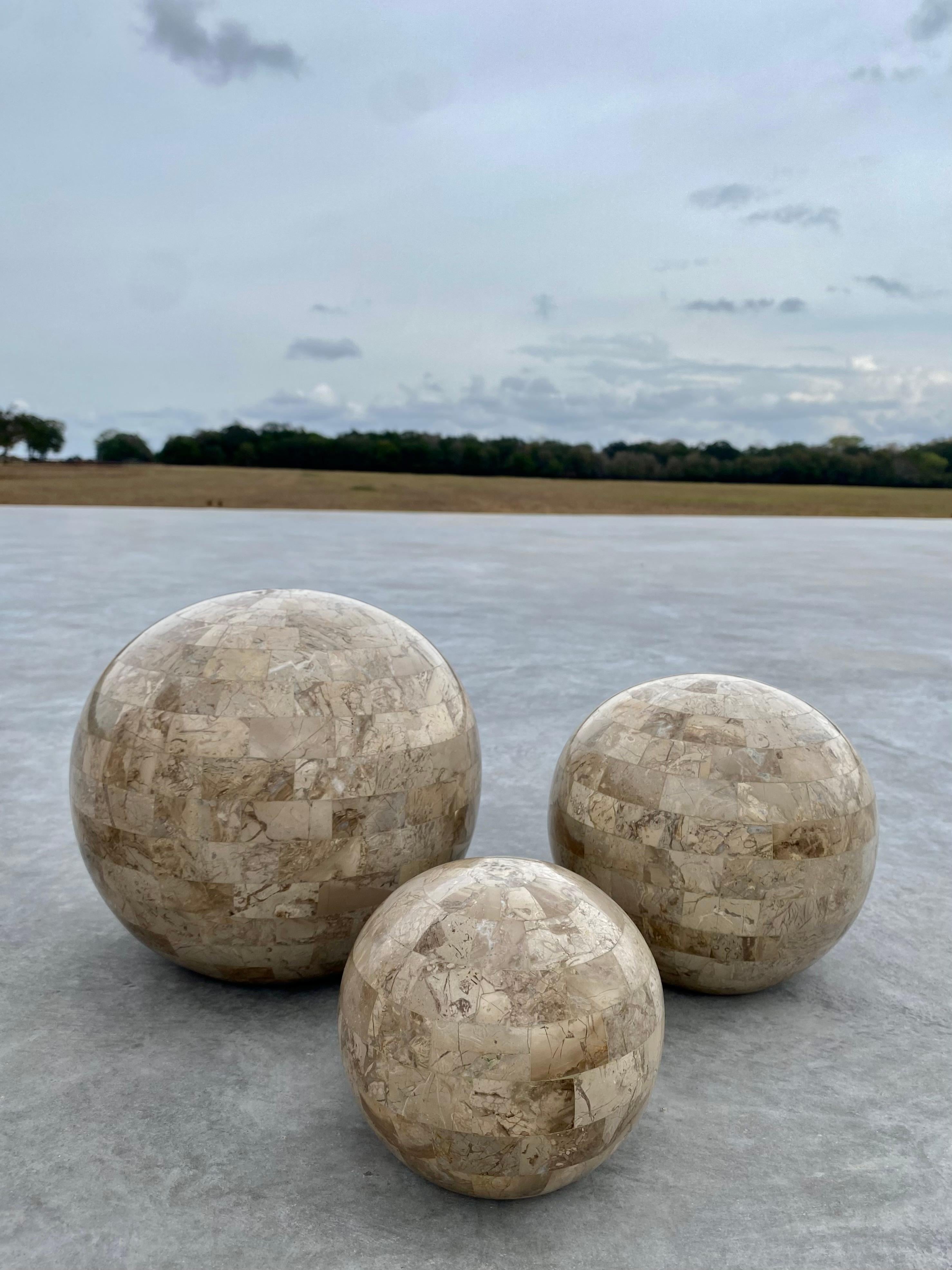 Juego de 3 esferas de mármol teselado Maitland Smith en Bueno estado para la venta en Round Top, TX